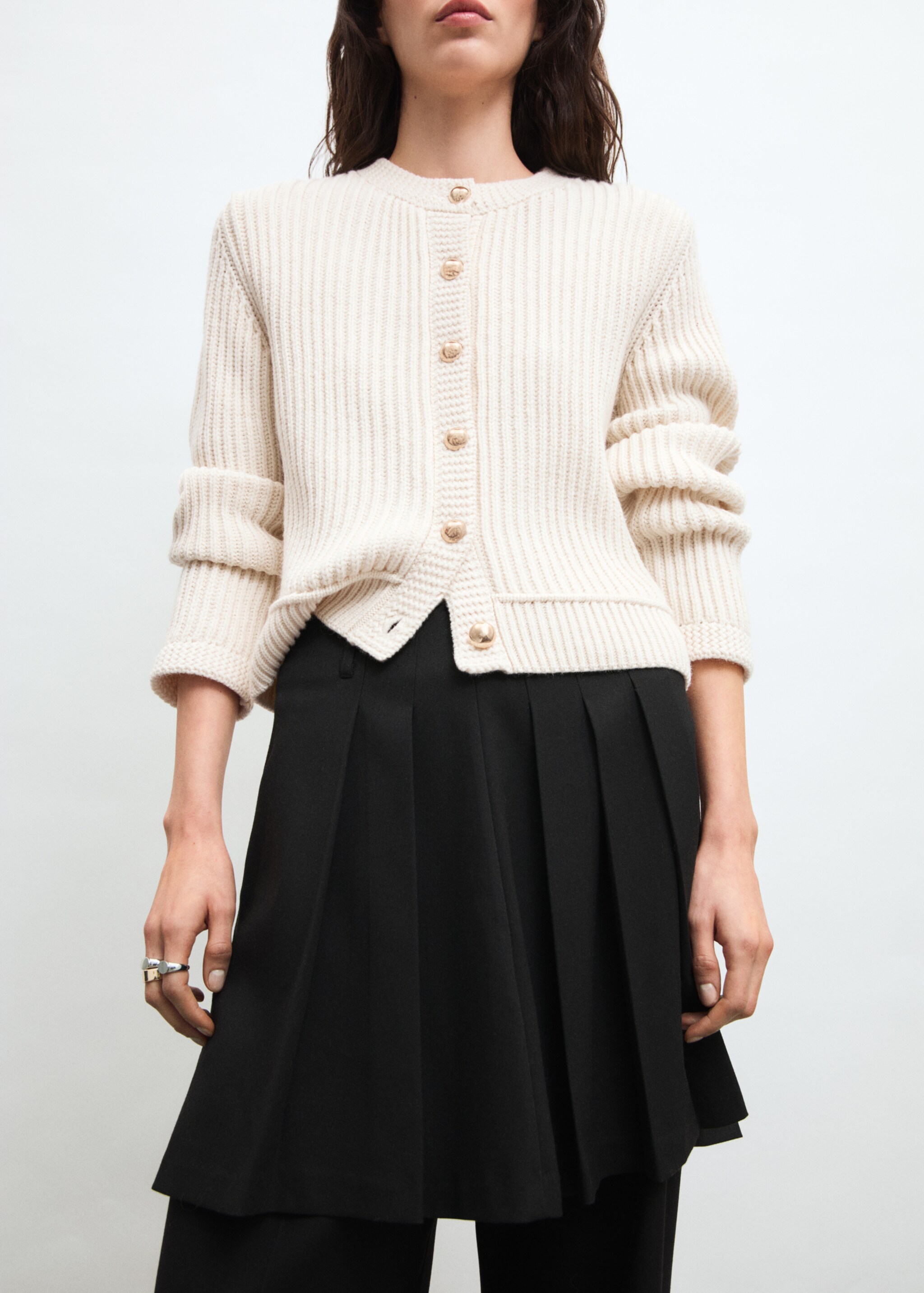 Strickjacke mit Schmuckknöpfen - Detail des Artikels 7, Ecru. Ref: 87090451-00.