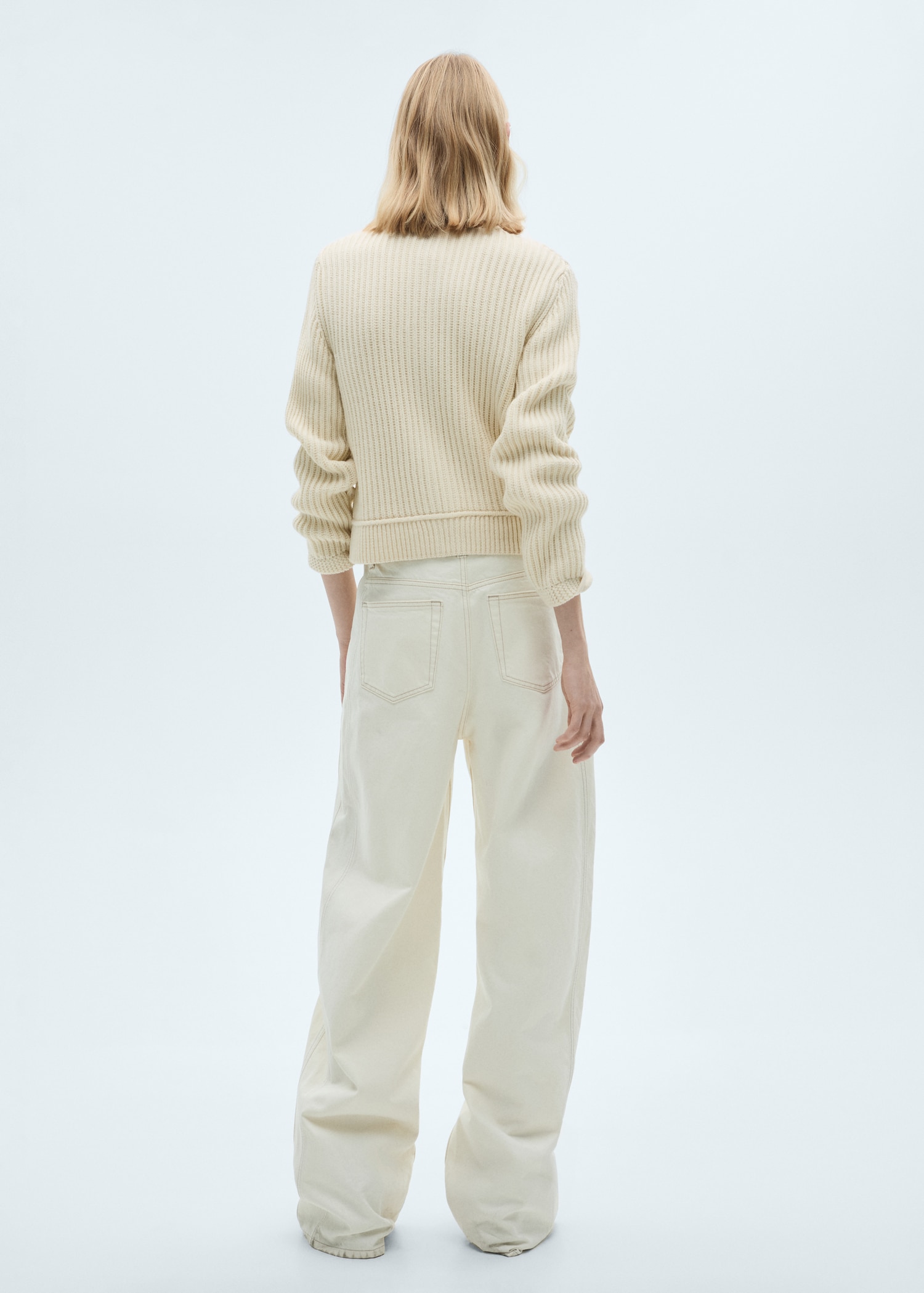 Strickjacke mit Schmuckknöpfen - Rückseite des Artikels