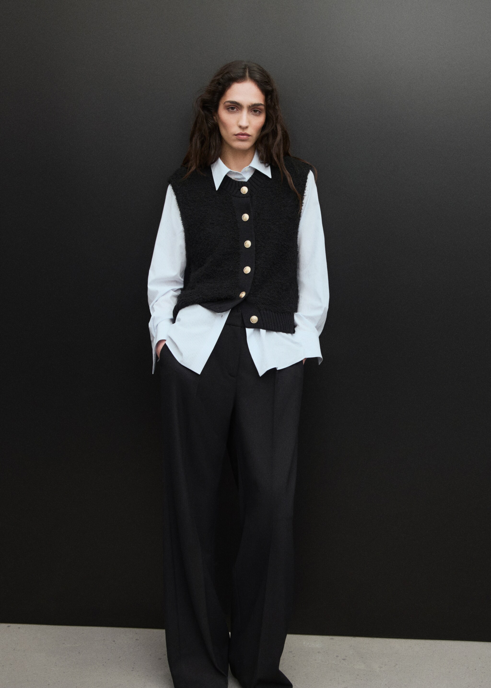 Knitted gilet with buttons - Details of the article 7, Black. Ref: 87090452-00.