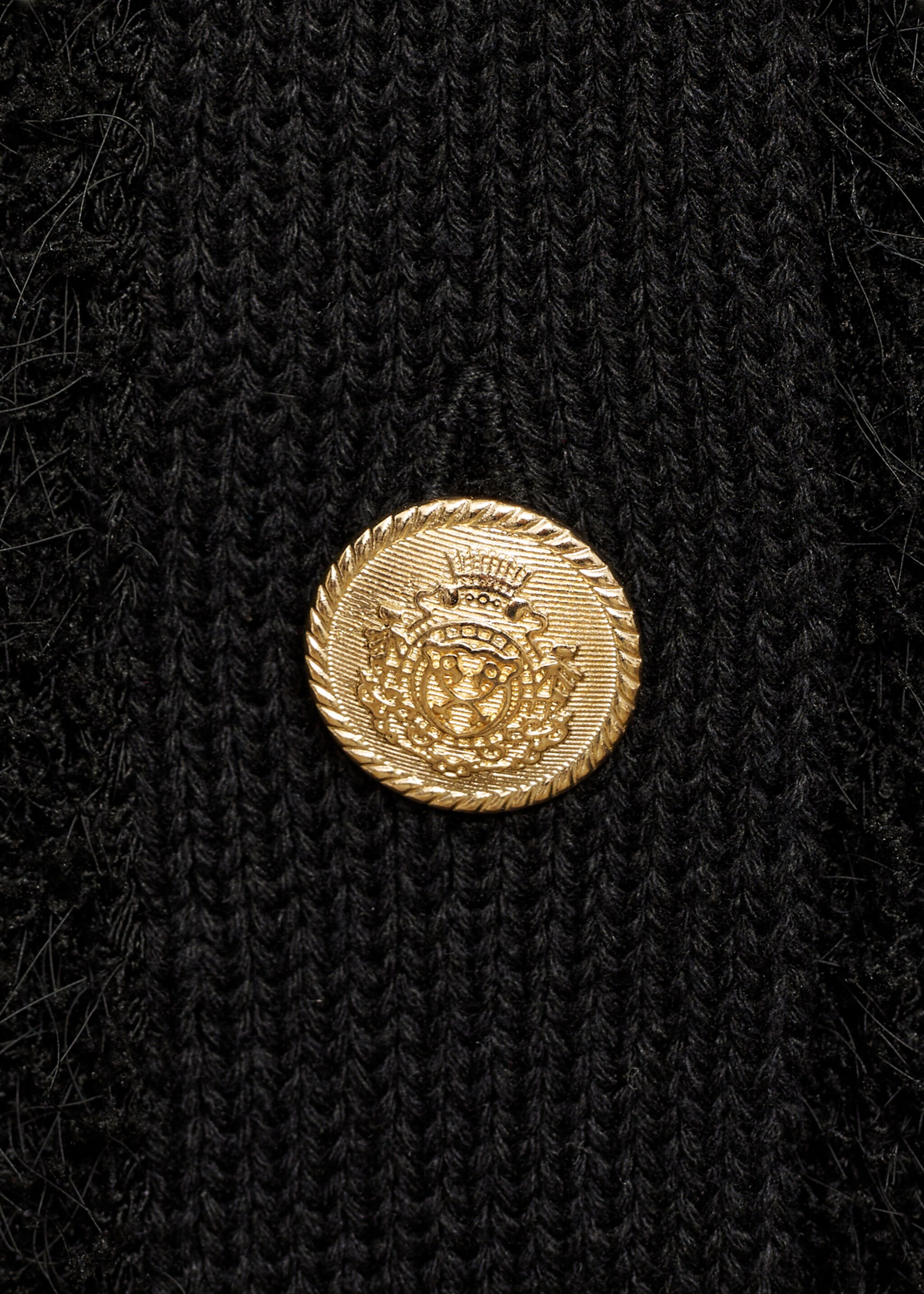 Knitted gilet with buttons - Details of the article 8, Black. Ref: 87090452-00.