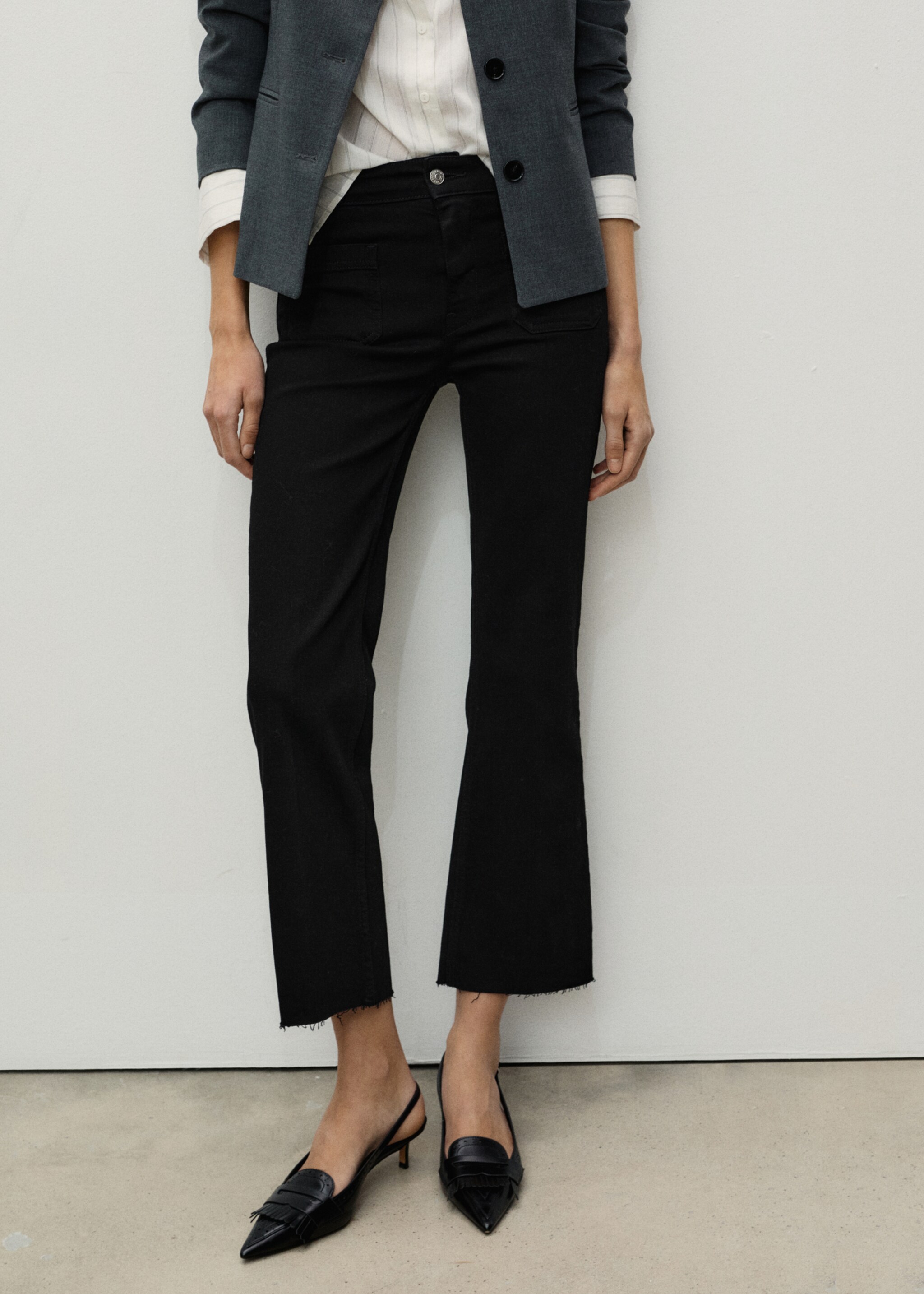 Flared-Jeans mit Taschen in Cropped-Länge - Mittlere Ansicht, Black denim. Ref: 87090457-00.