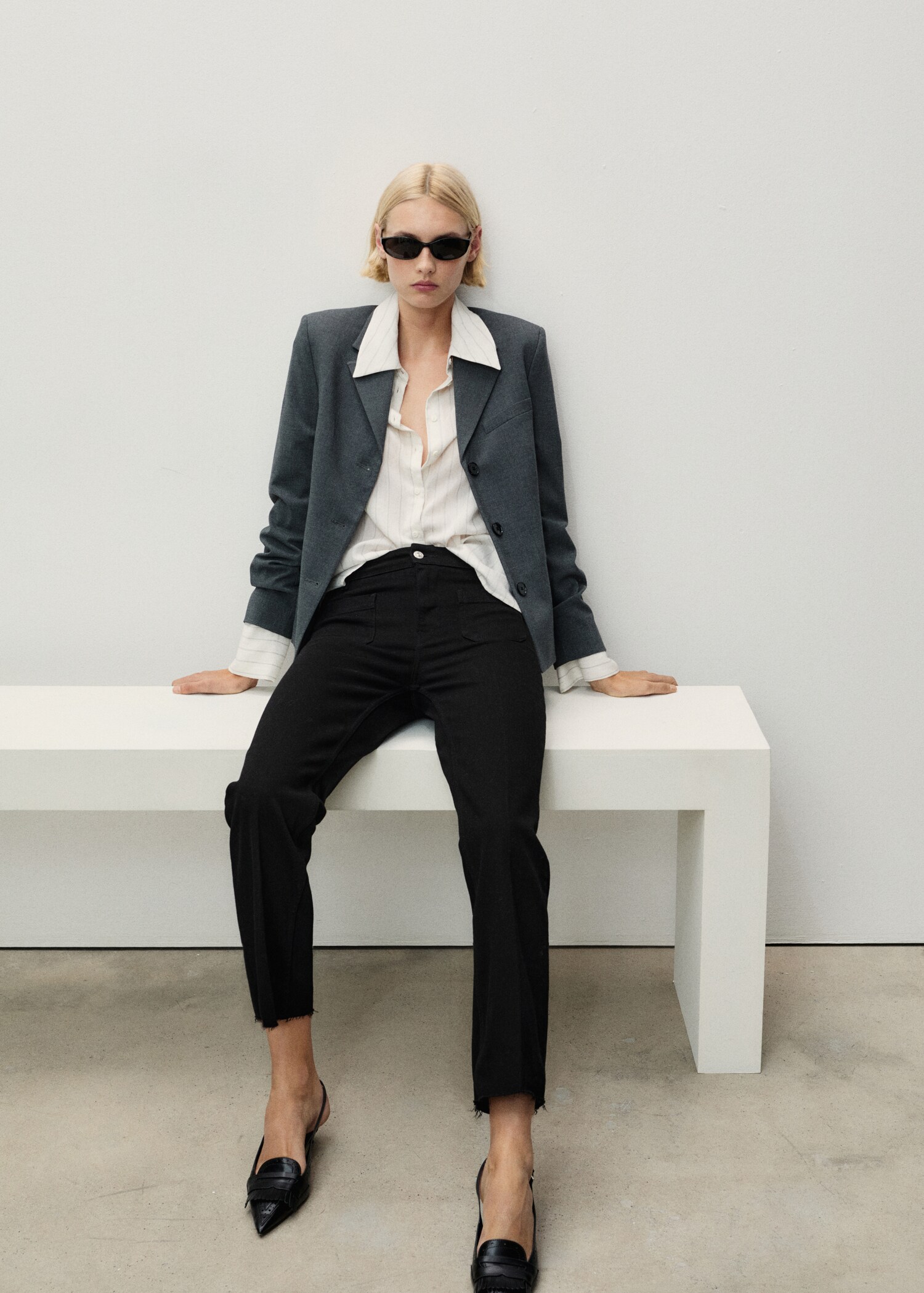 Flared cropped jeans with pockets - Details of the article 2