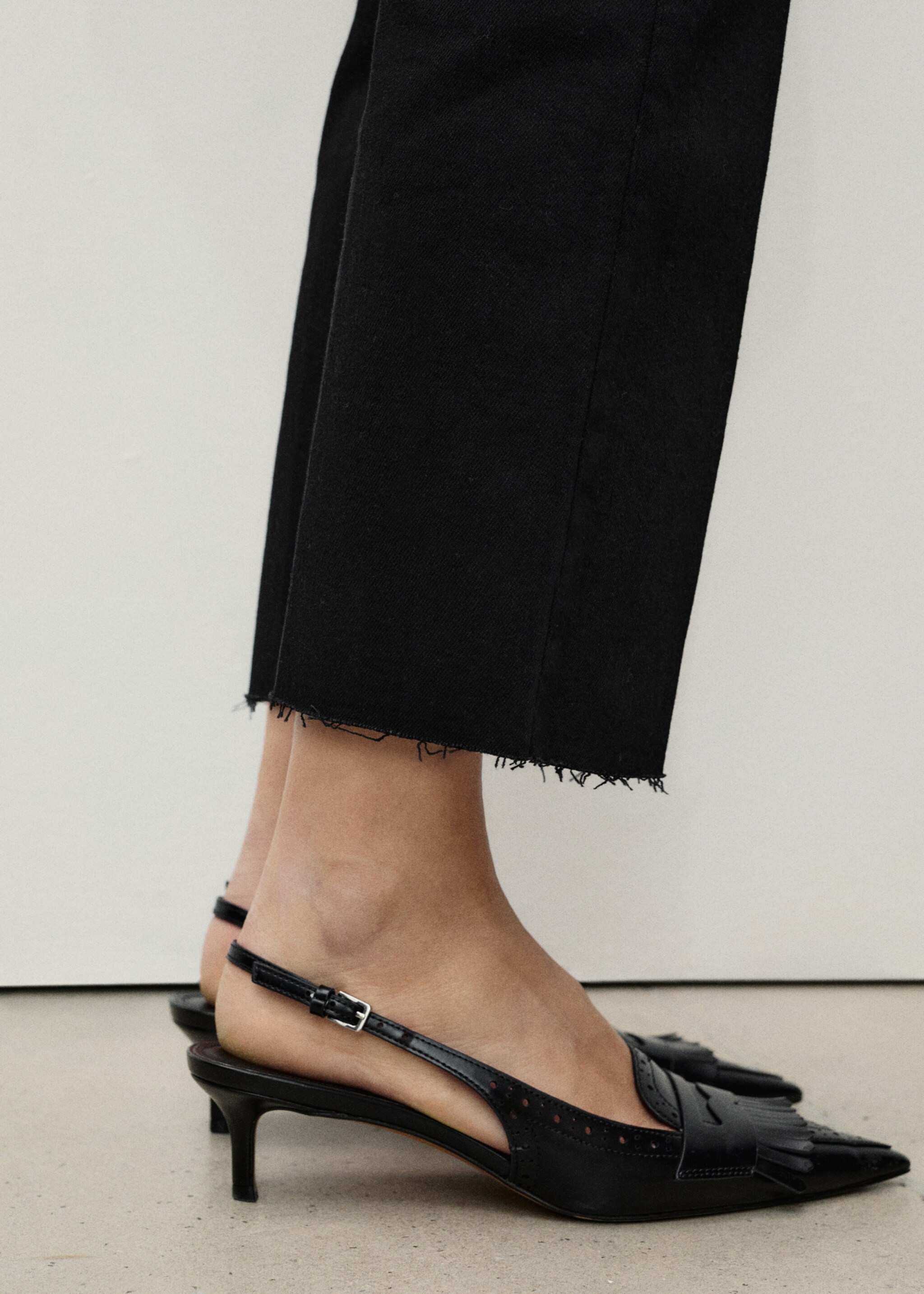 Flared-Jeans mit Taschen in Cropped-Länge - Detail des Artikels 6, Black denim. Ref: 87090457-00.