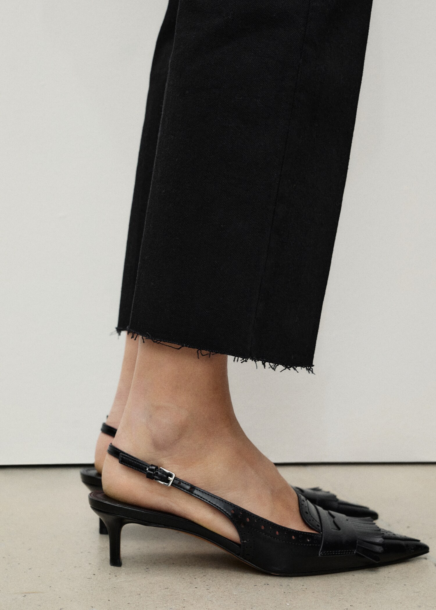 Flared cropped jeans with pockets - Details of the article 6