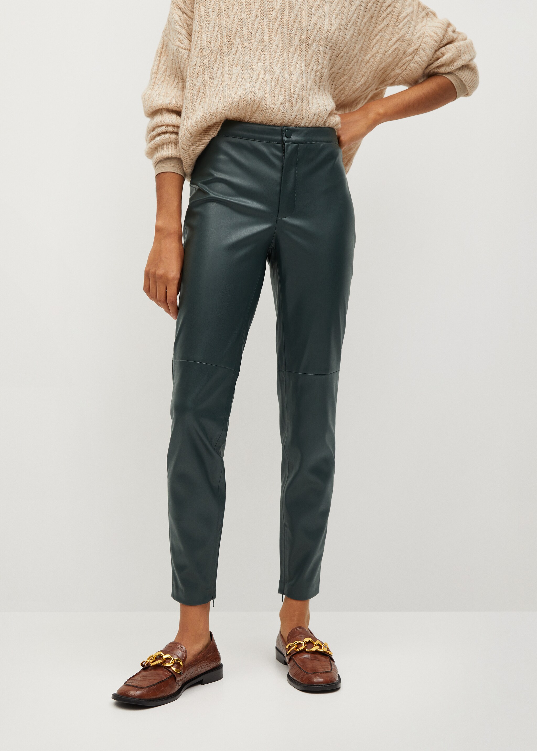 Pantalón pitillo efecto piel - Plano medio