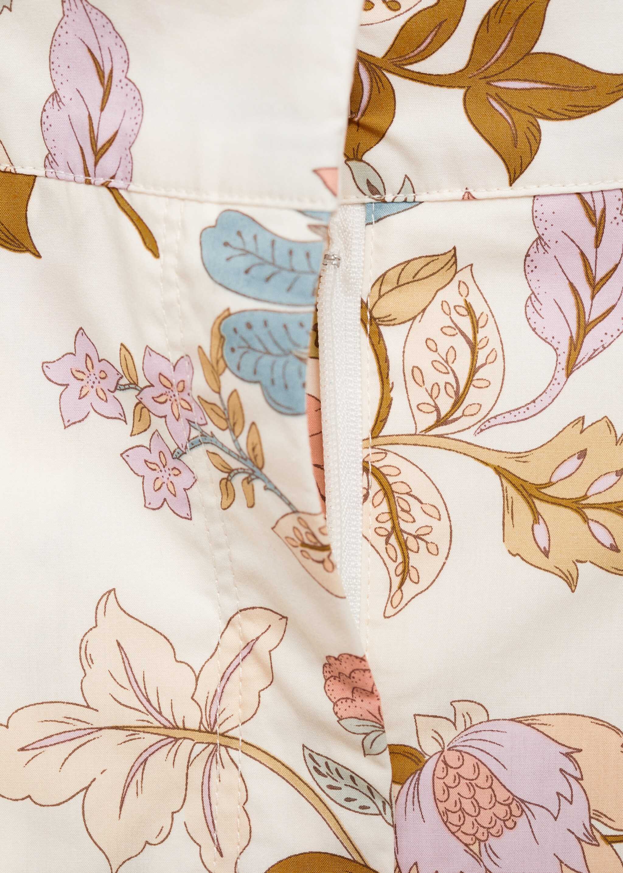 Short fleuri pinces - Détail de l'article 8, Écru. Ref: 87090580-00.