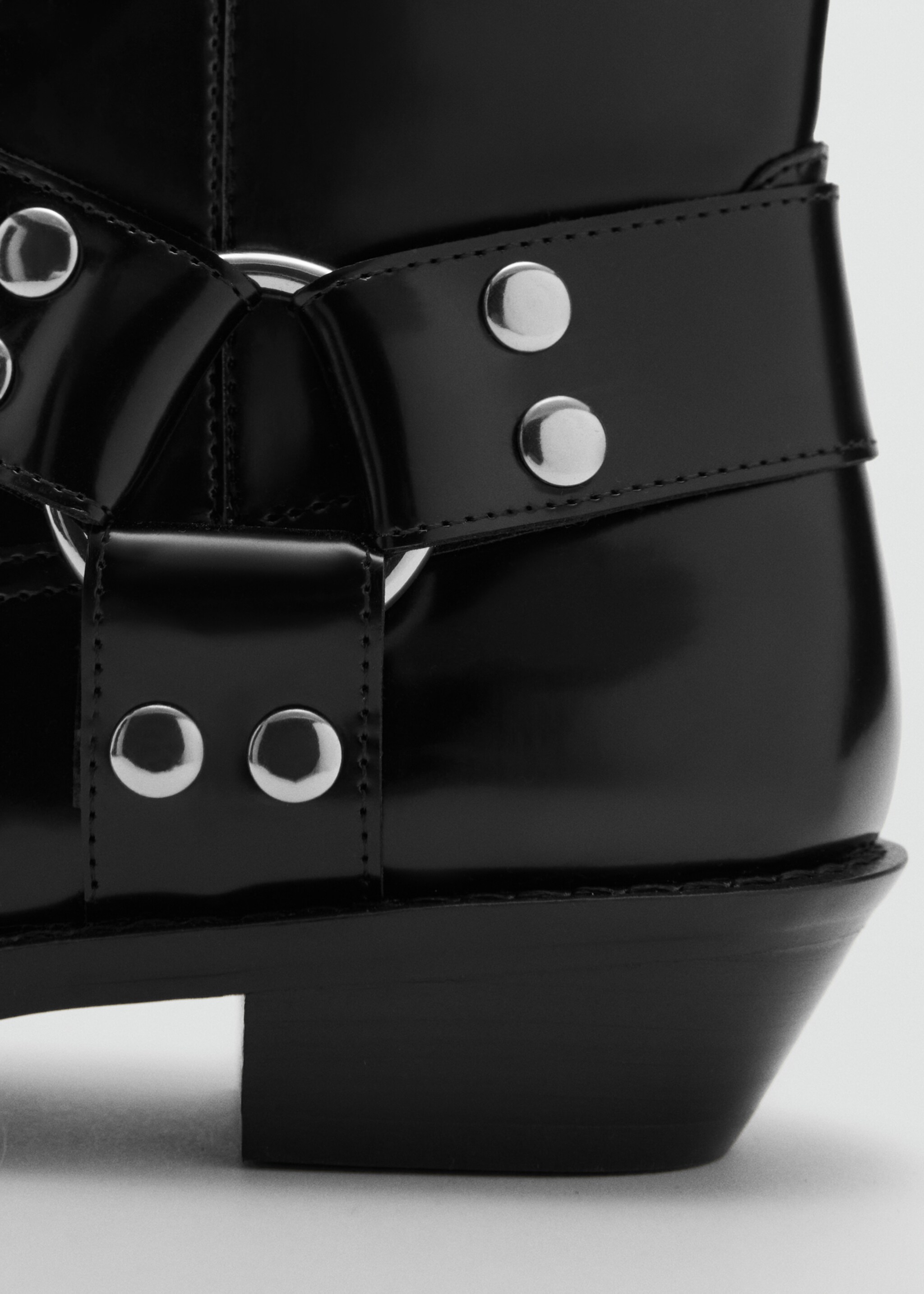 Stiefel mit quadratischer Spitze und Metalldetails - Detail des Artikels 1, Schwarz. Ref: 87090597-00.