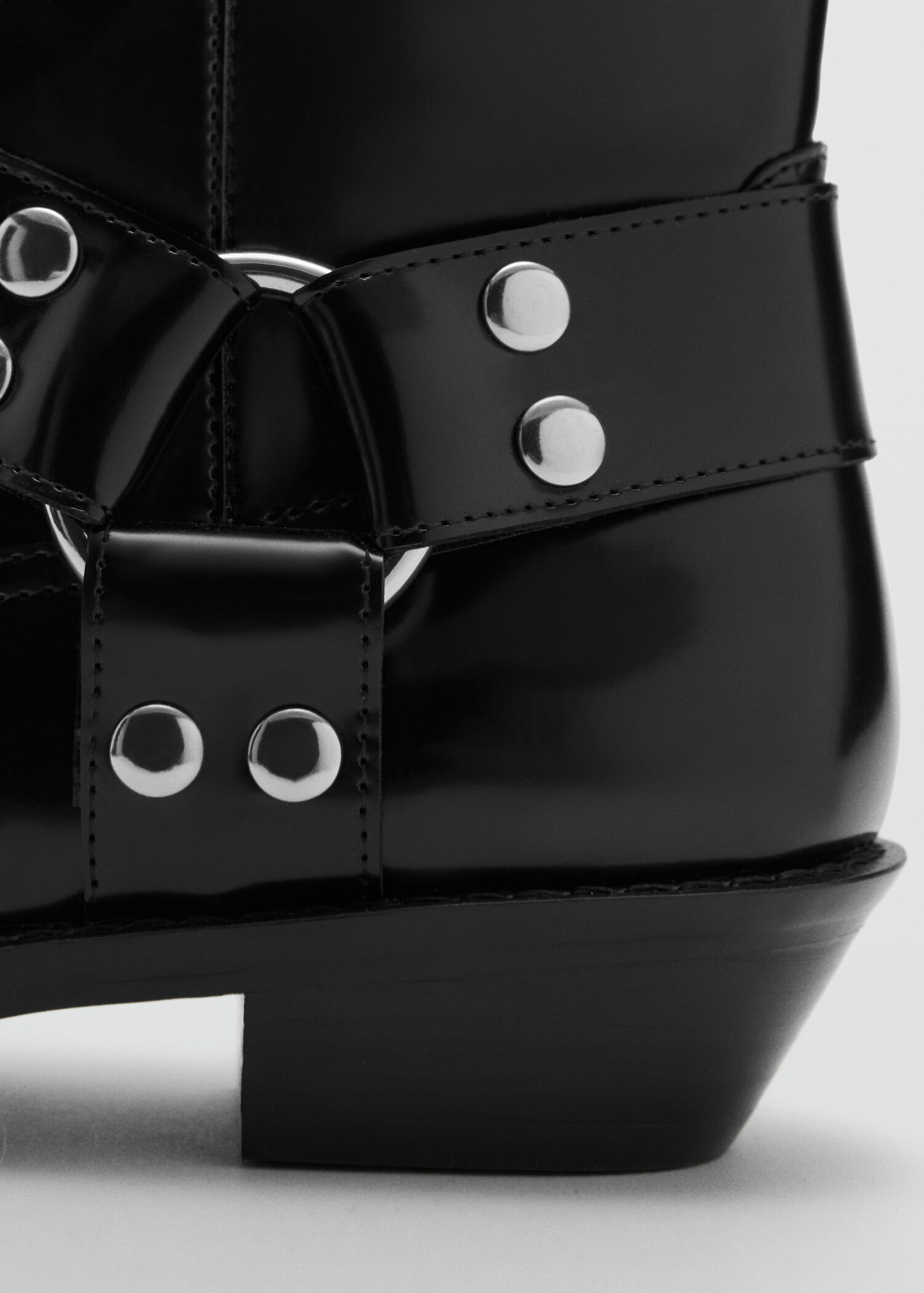 Stiefel mit quadratischer Spitze und Metalldetails - Detail des Artikels 1