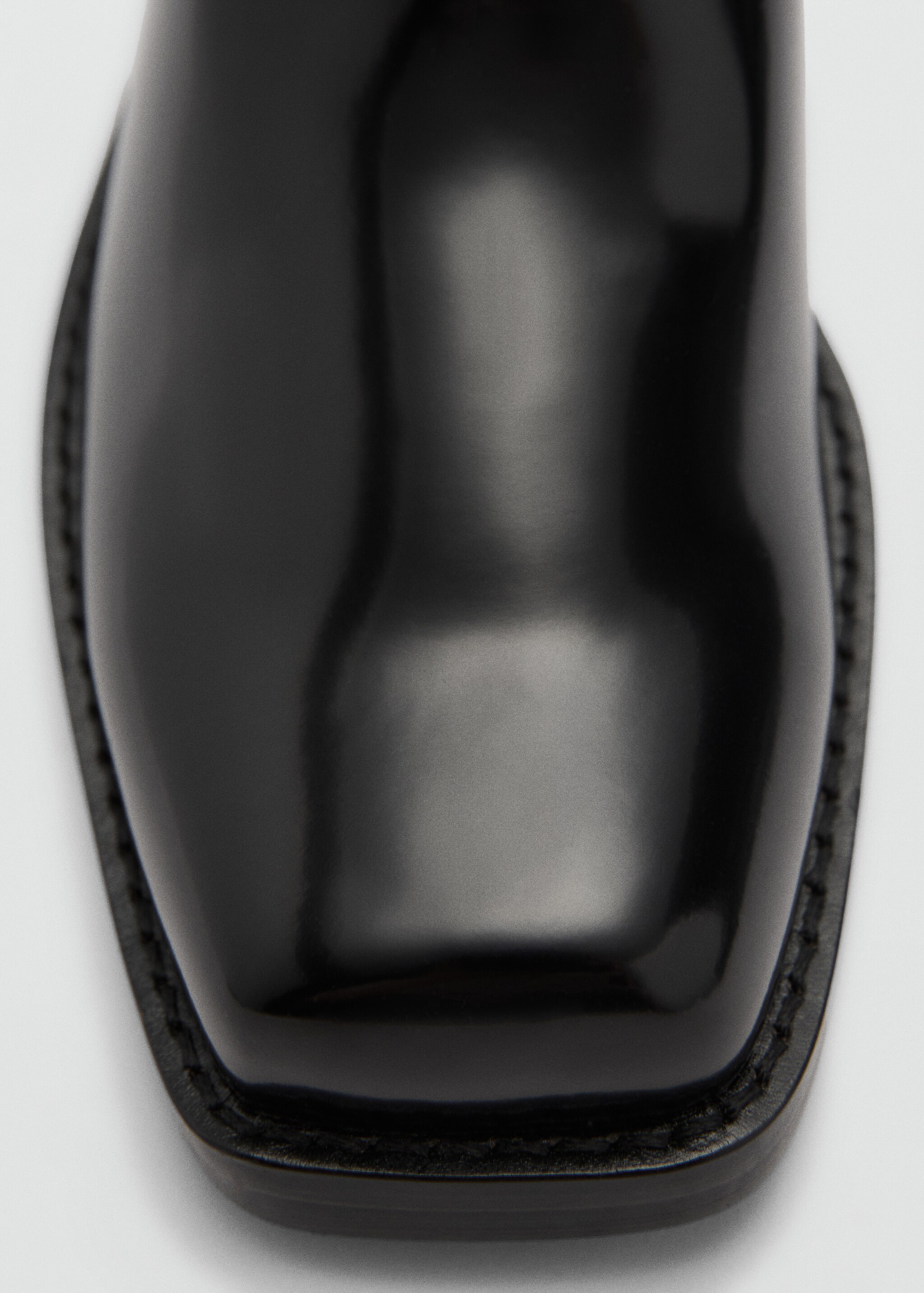 Stiefel mit quadratischer Spitze und Metalldetails - Detail des Artikels 2, Schwarz. Ref: 87090597-00.