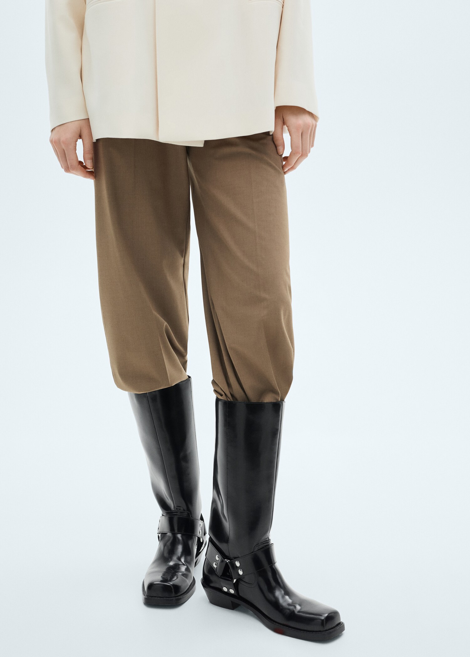 Stiefel mit quadratischer Spitze und Metalldetails - Detail des Artikels 9