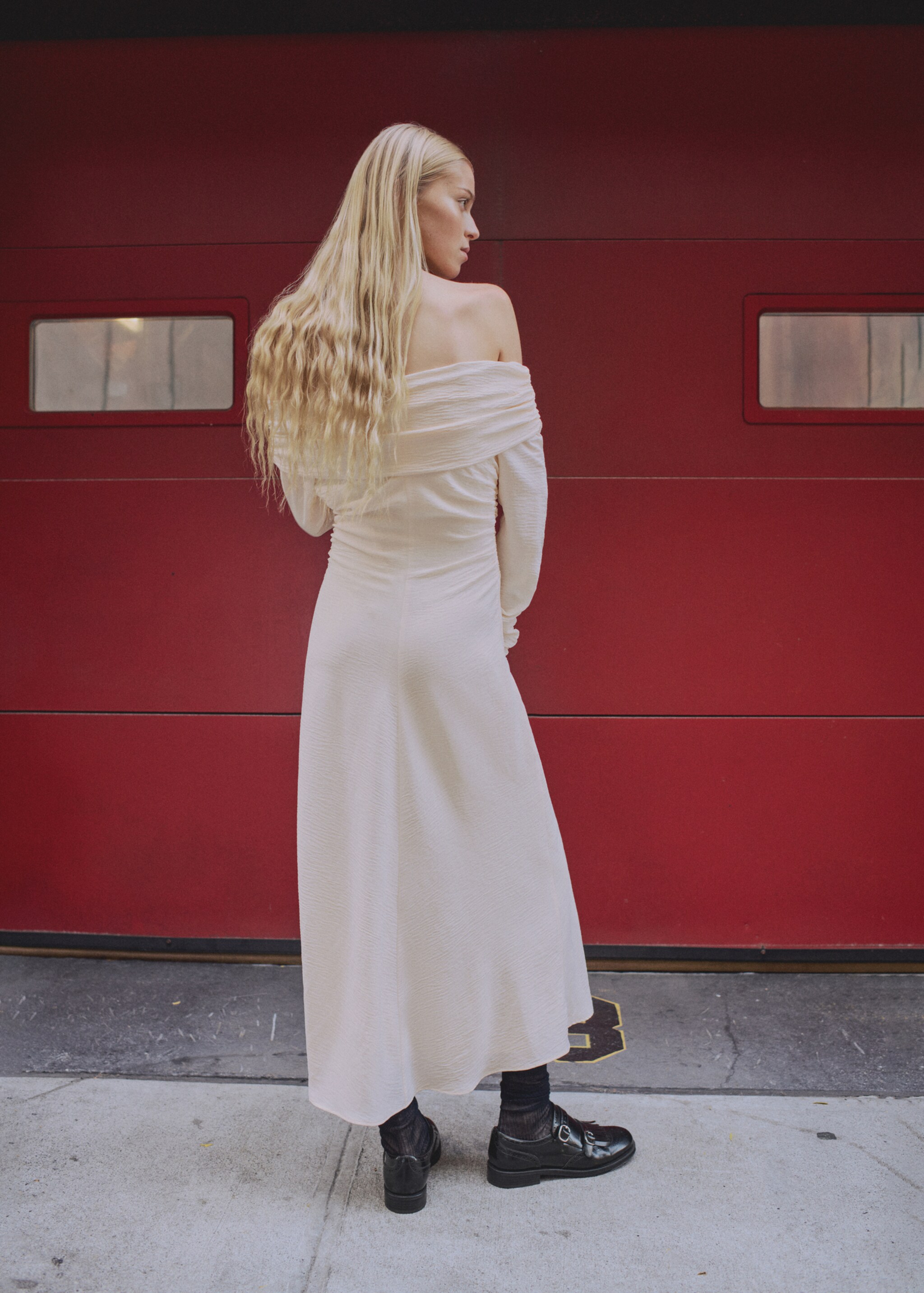 Off-the-shoulder draped dress - Reverse of the article, White. Ref: 87090608-00.