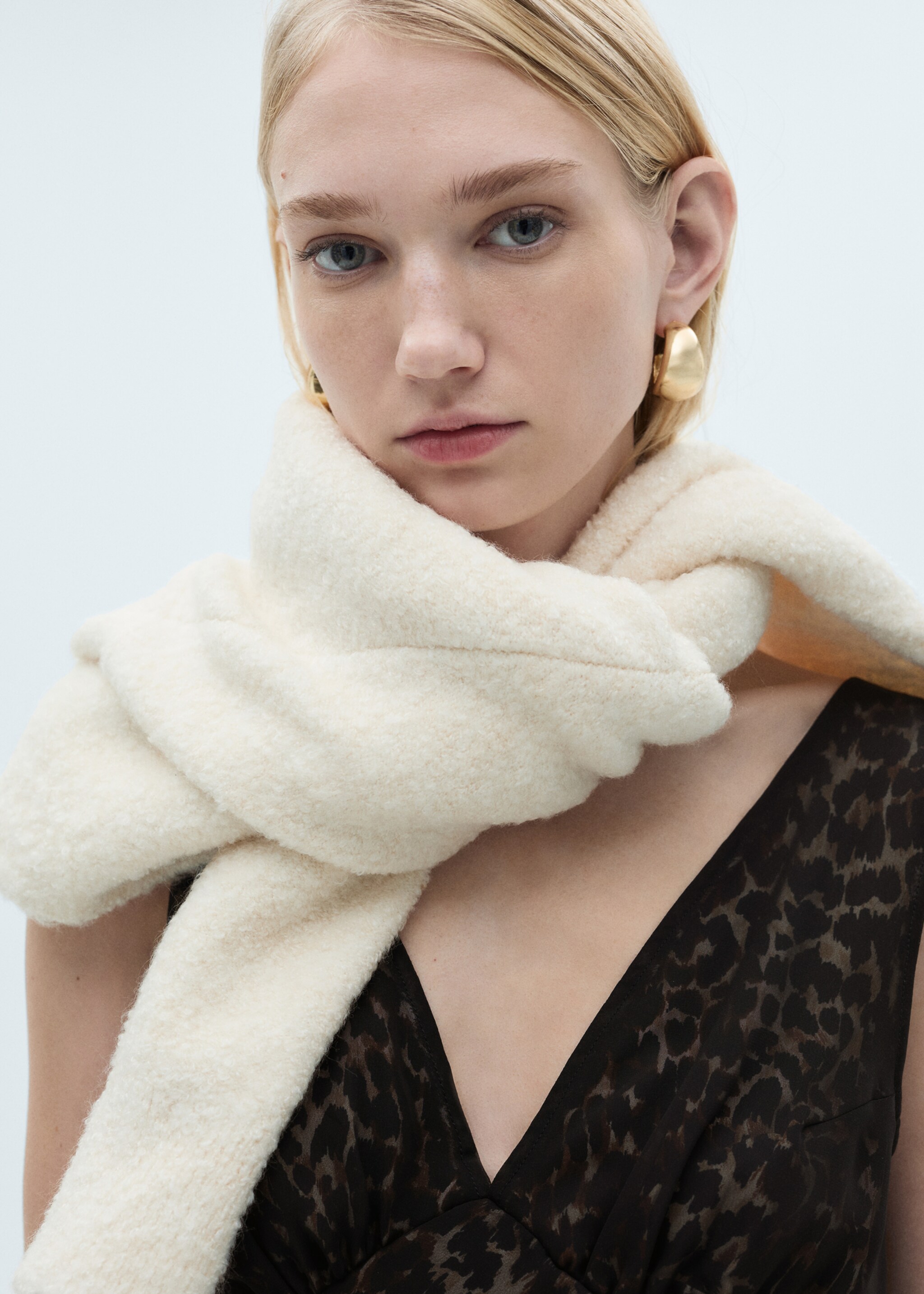 Animal-print v-neck dress - Details of the article 1, Black. Ref: 87090613-00.