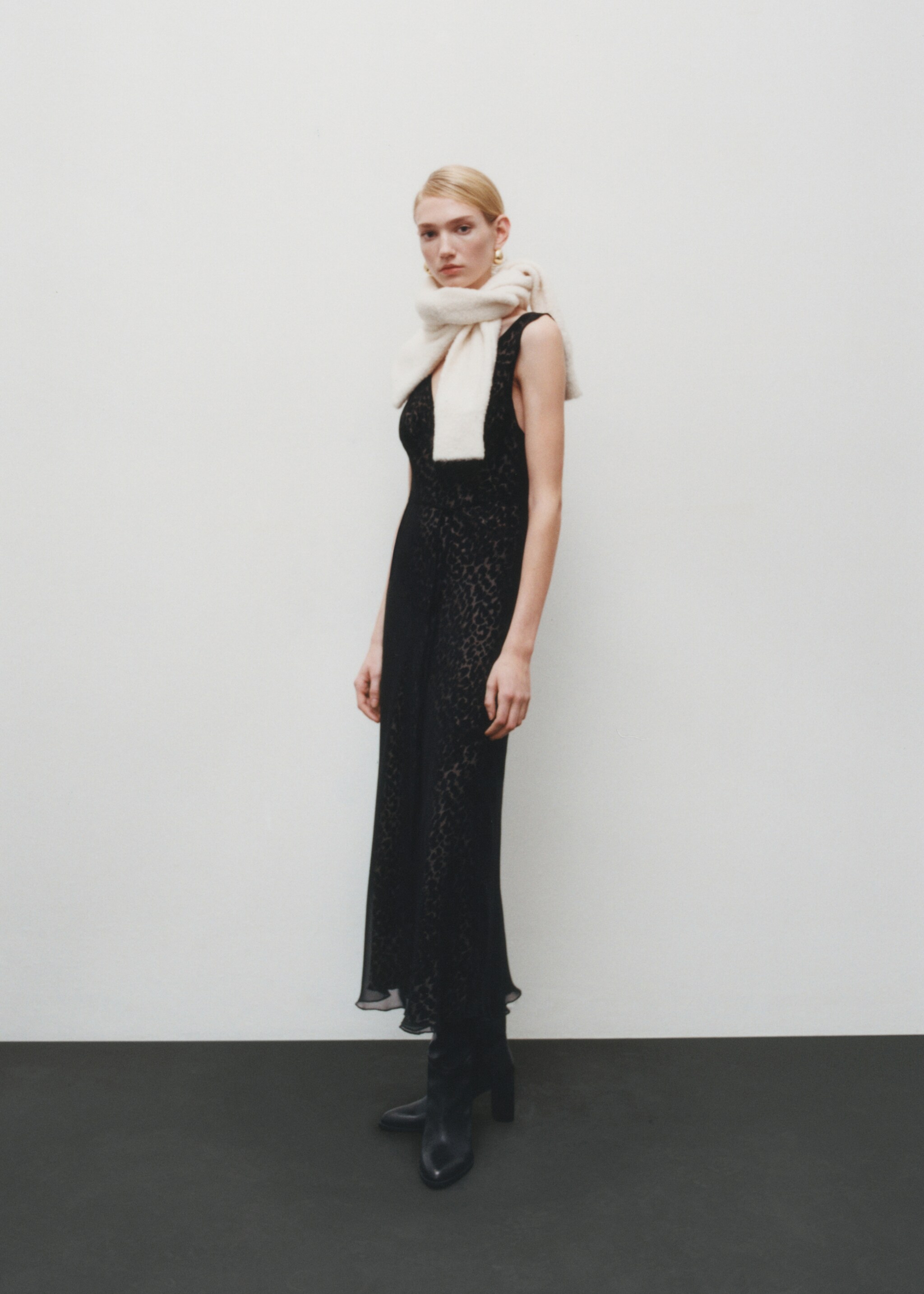 Animal-print v-neck dress - Details of the article 6, Black. Ref: 87090613-00.