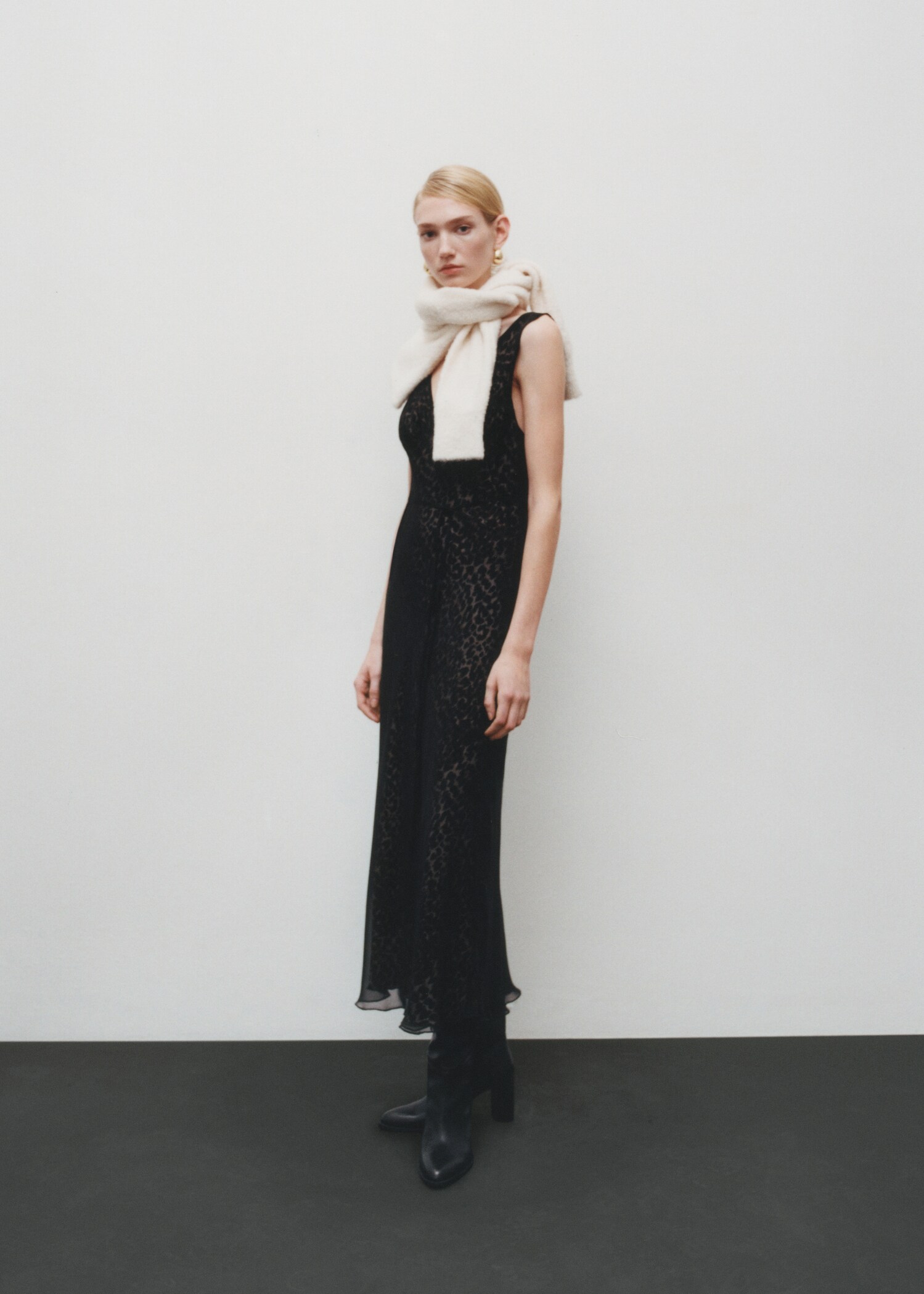 Animal-print v-neck dress - Details of the article 6