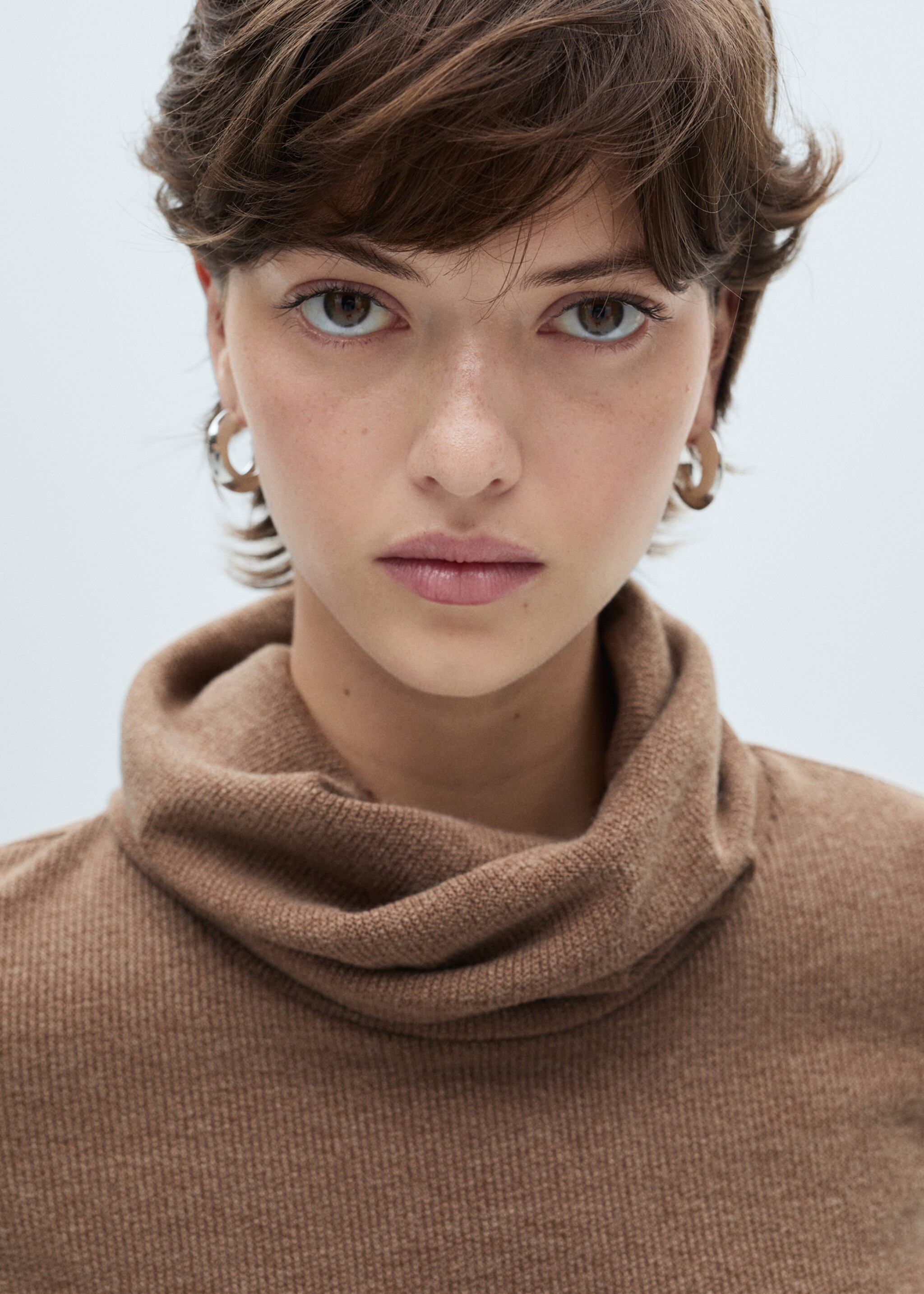 Knitted turtleneck dress - Details of the article 1, Brown. Ref: 87090625-00.