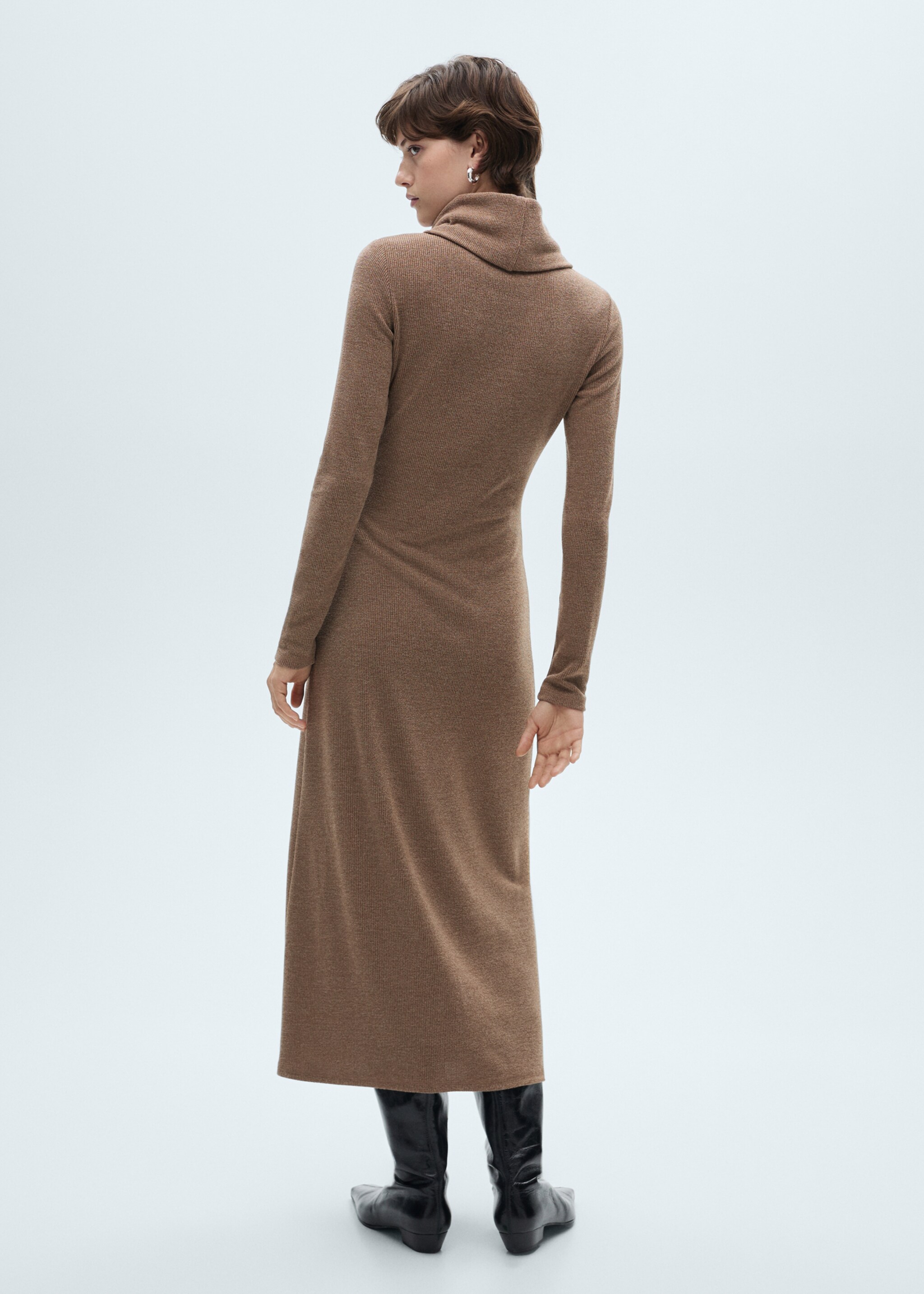 Knitted turtleneck dress - Reverse of the article, Brown. Ref: 87090625-00.