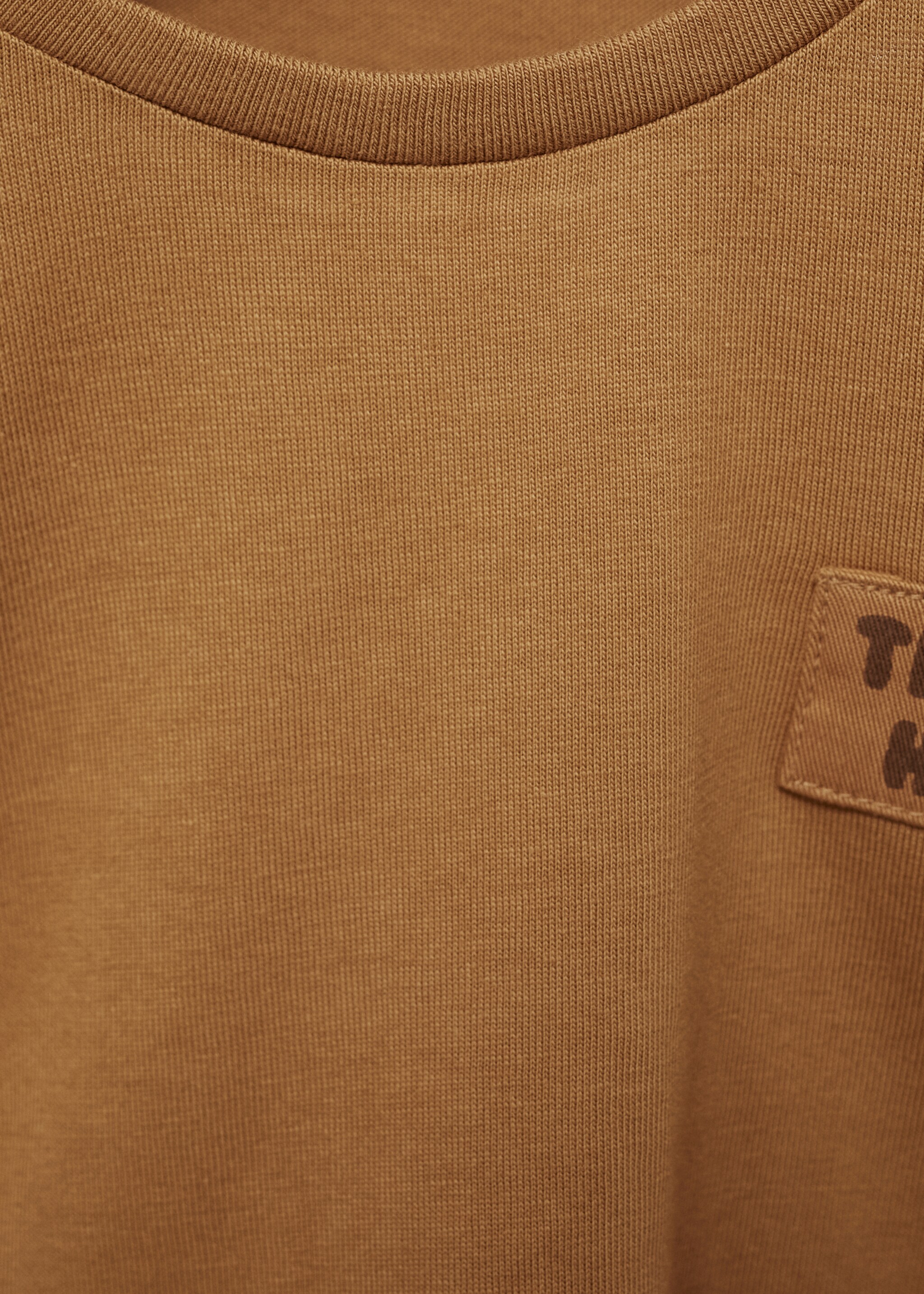 Samarreta aplic bandera - Detall de l'article 8, Ocre. Ref: 87090636-00.