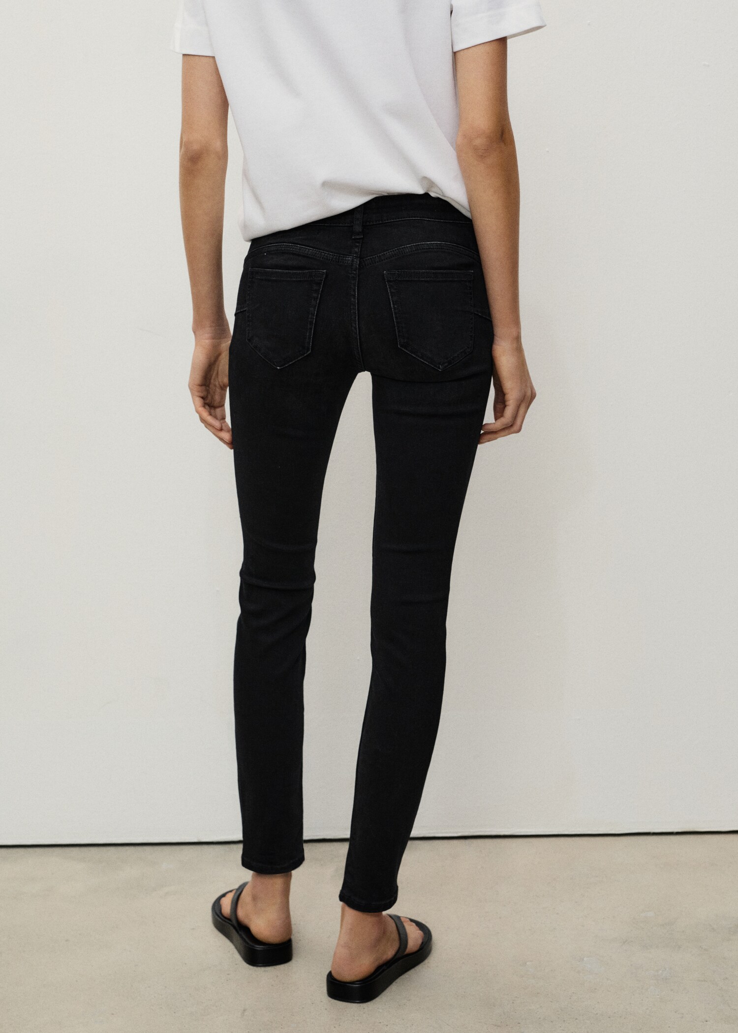 Push-up low-rise skinny jeans - Reverse of the article