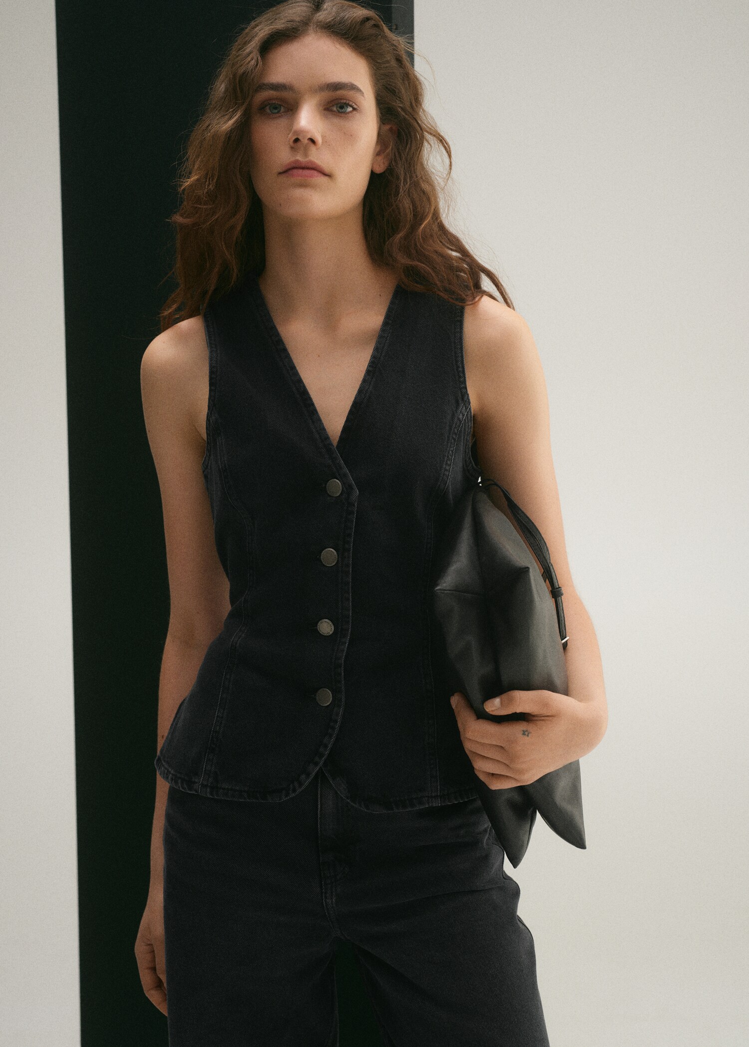 Džínová vesta s vázačkou - Náhled ve středové rovině