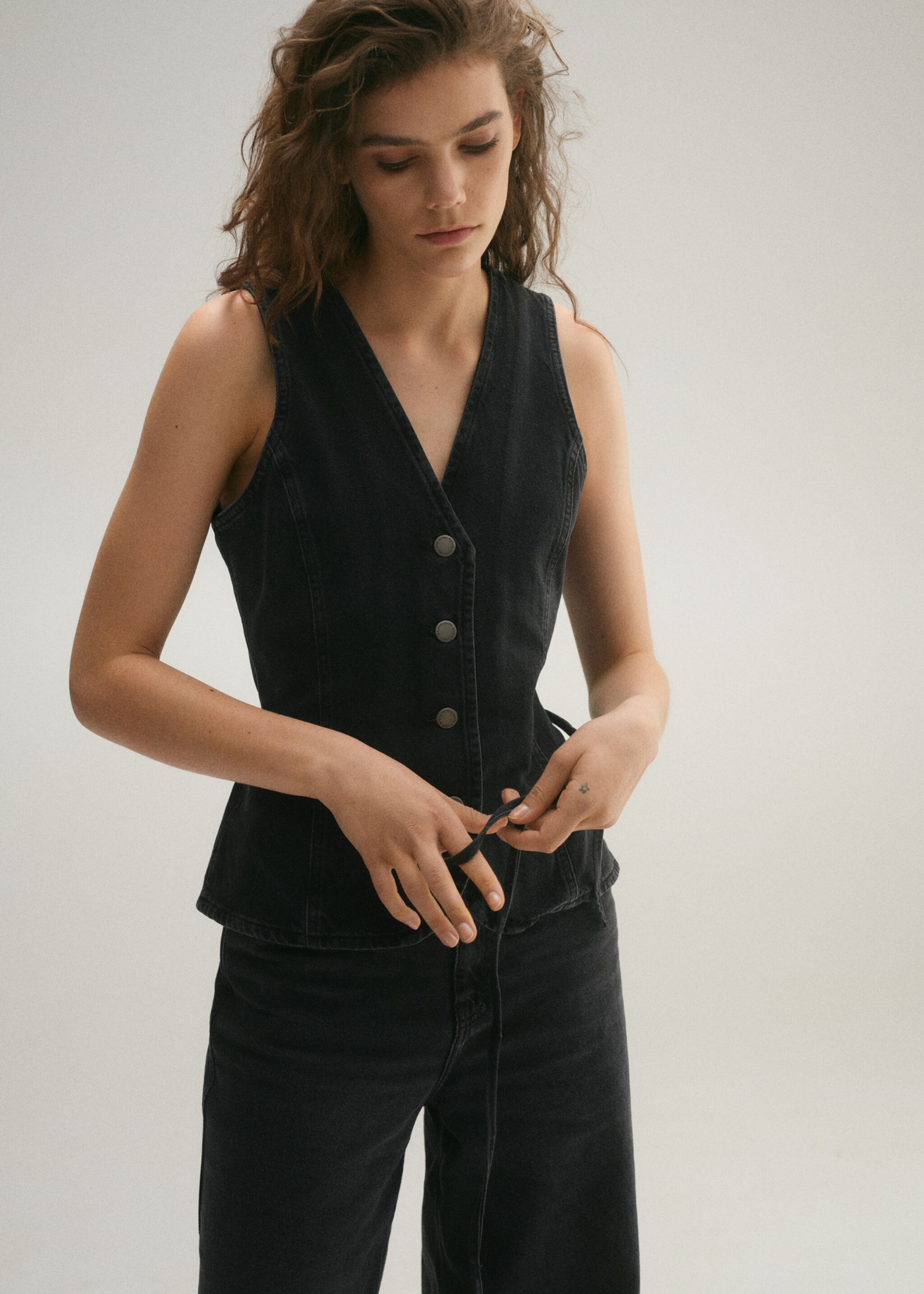 Džínová vesta s vázačkou - Detail zboží 2, Šedá. Ref: 87090650-00.