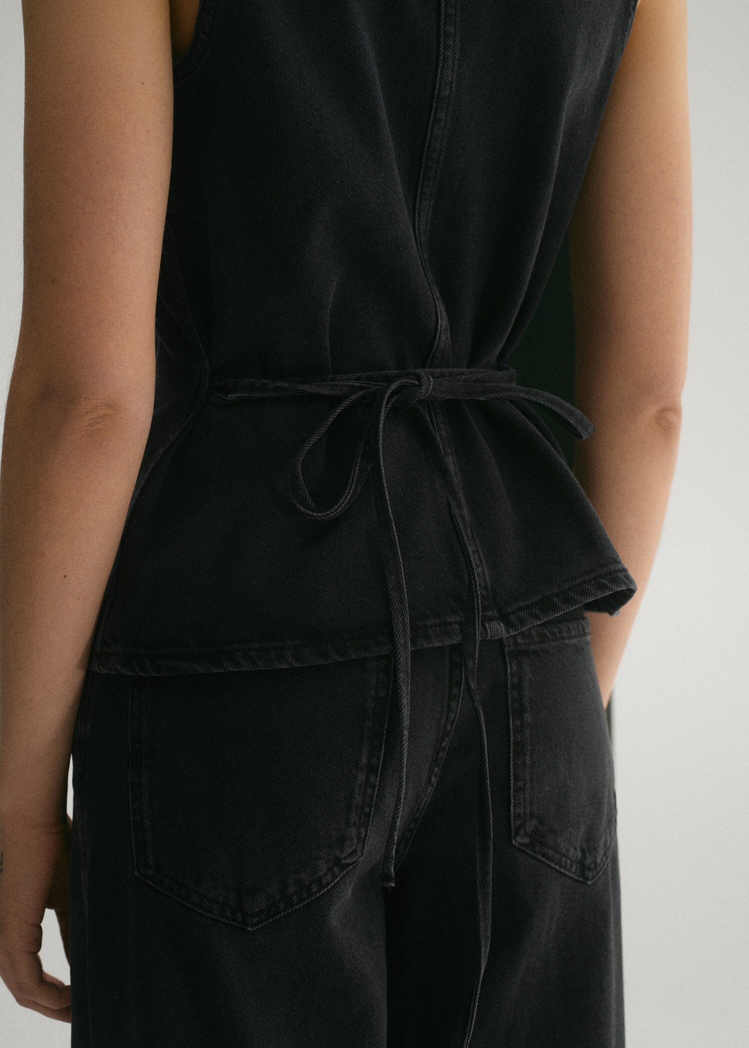 Džínová vesta s vázačkou - Zadní strana zboží