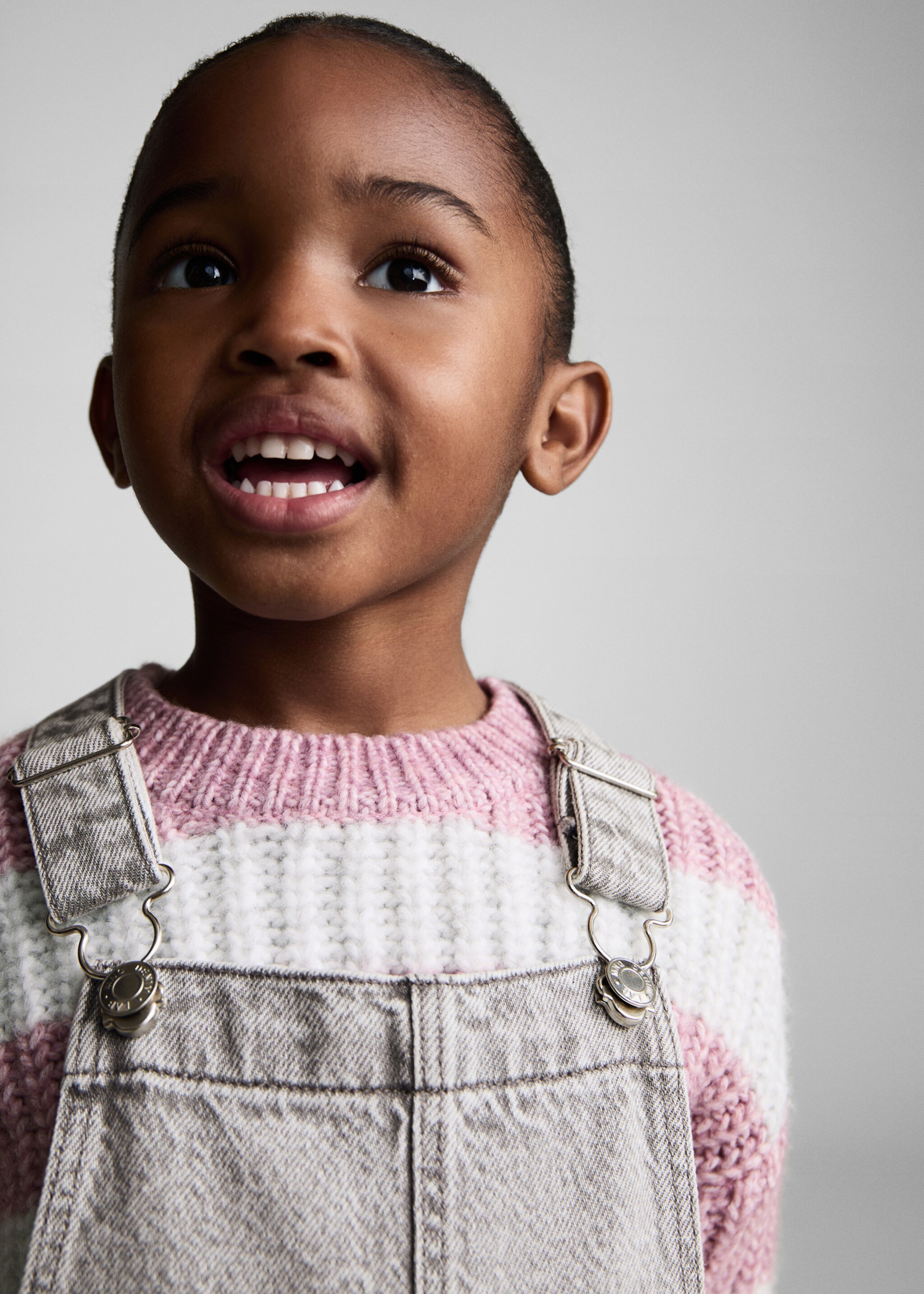 Short denim pinafore - Details of the article 1, Denim Grey. Ref: 87091045-00.