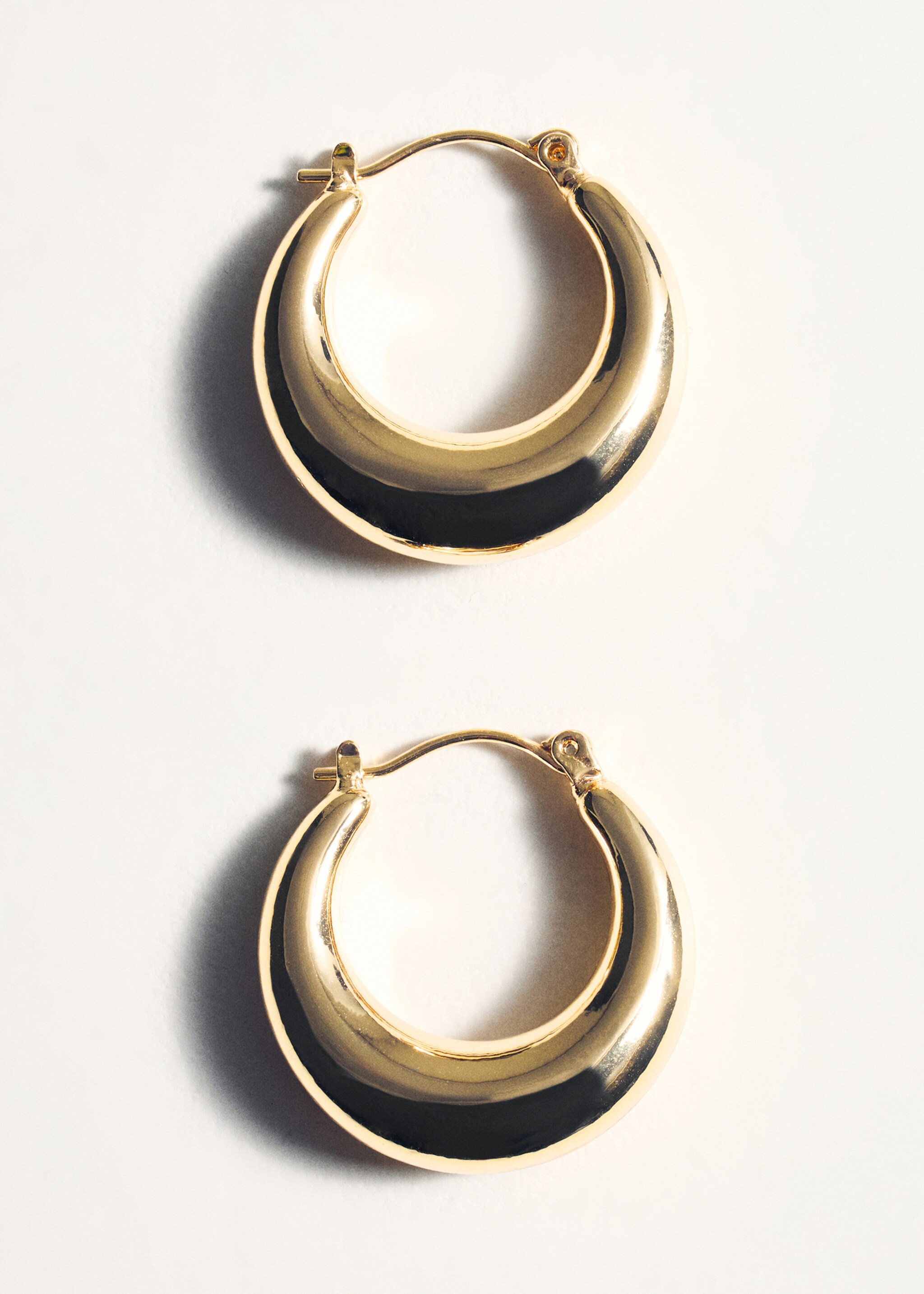 Volume hoop earrings - Details of the article 5, Gold. Ref: 87091058-00.