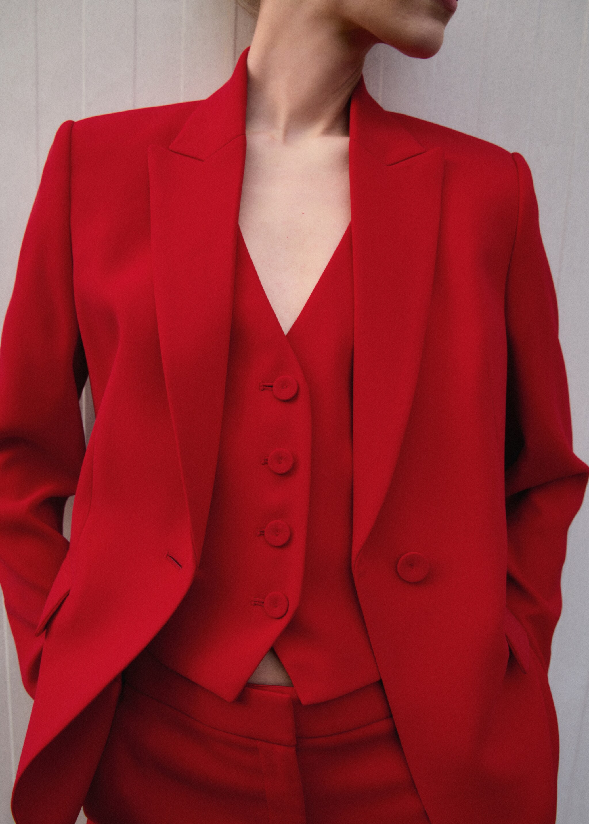 Suit waistcoat with buttons - Details of the article 7, Red. Ref: 87091518-00.