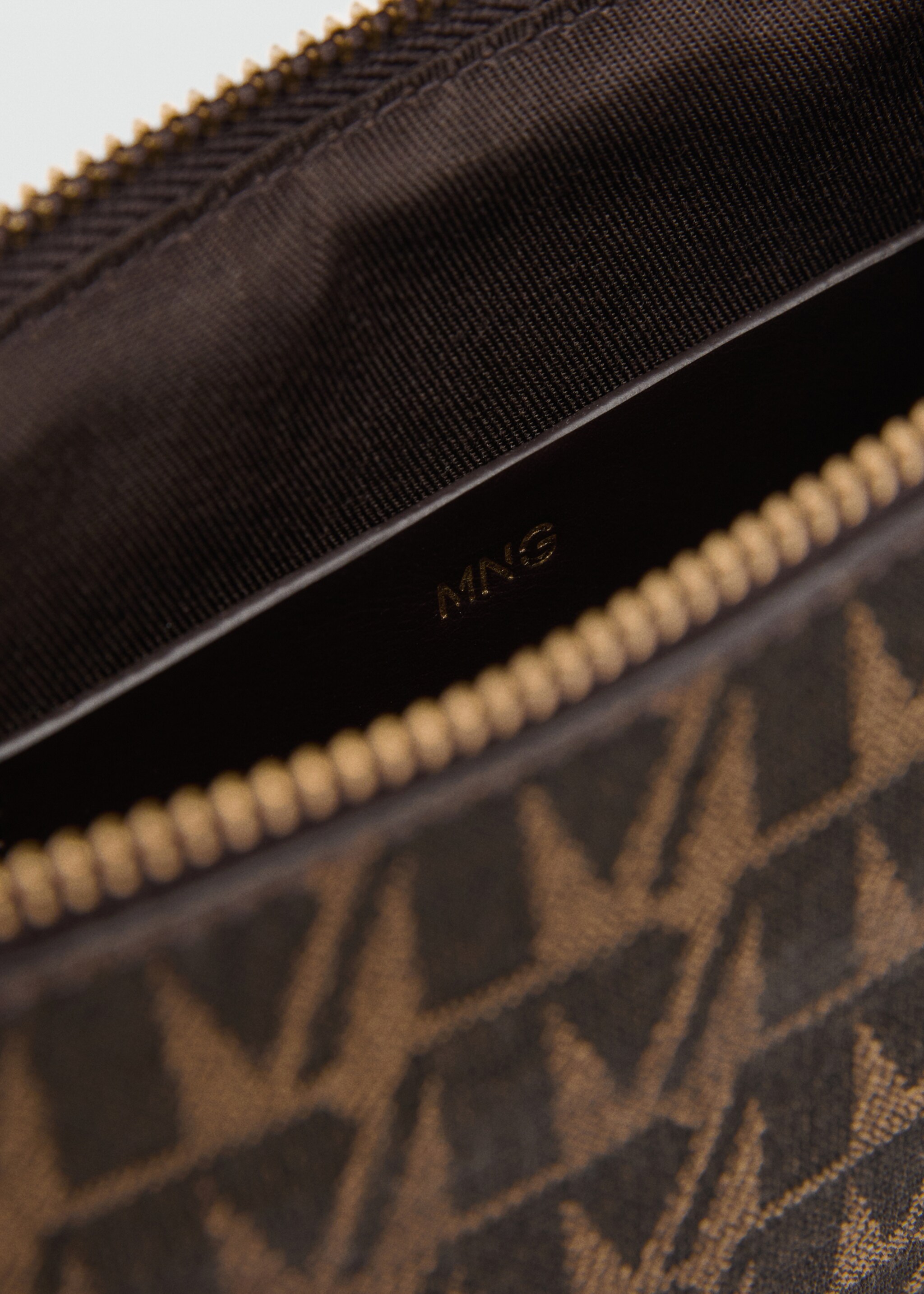 Chain bag with printed logo - Details of the article 1, Chocolate. Ref: 87092024-00.
