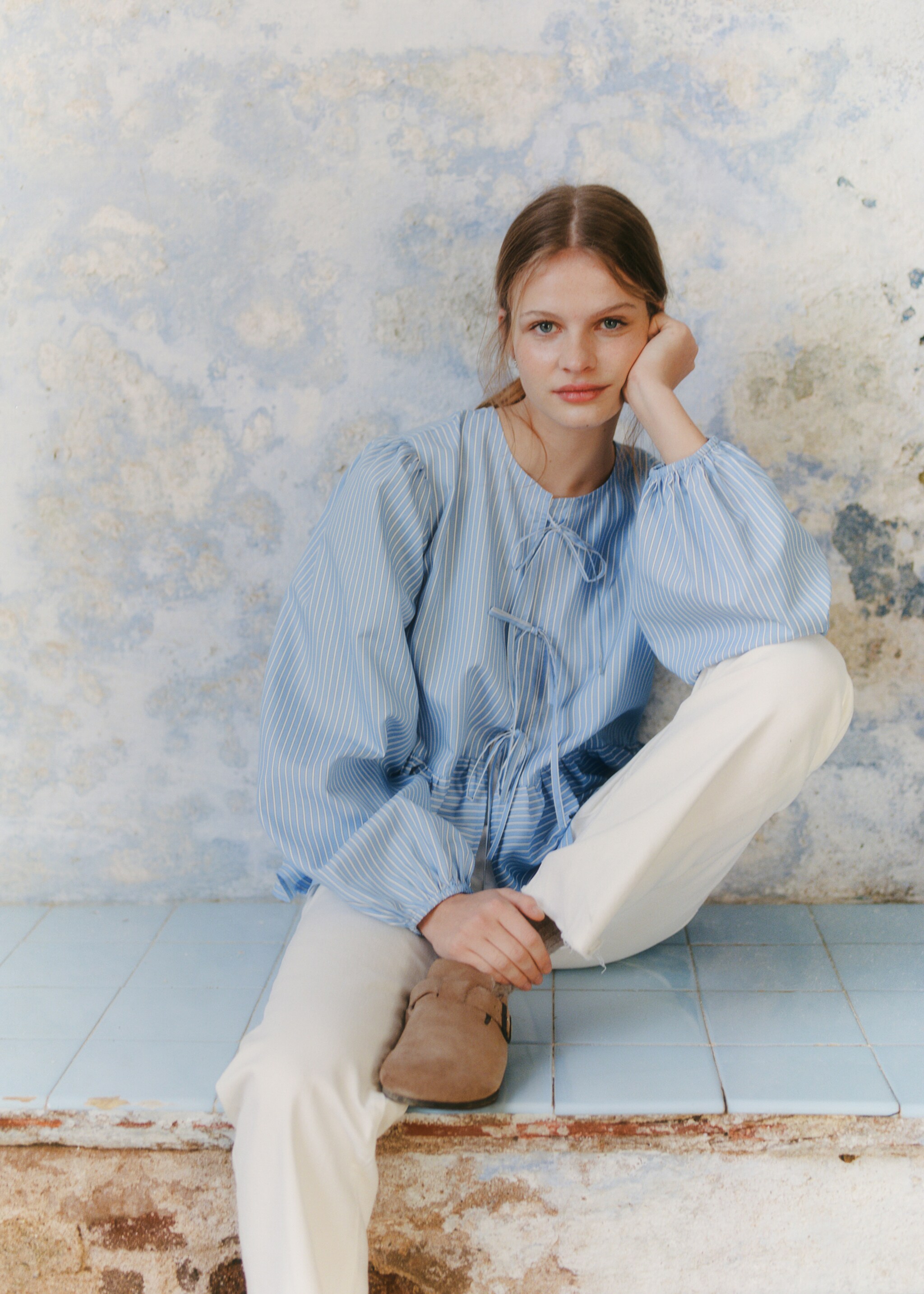 Gestreepte blouse met strikken - Detail van het artikel 5, Blauw. Ref: 87092539-00.