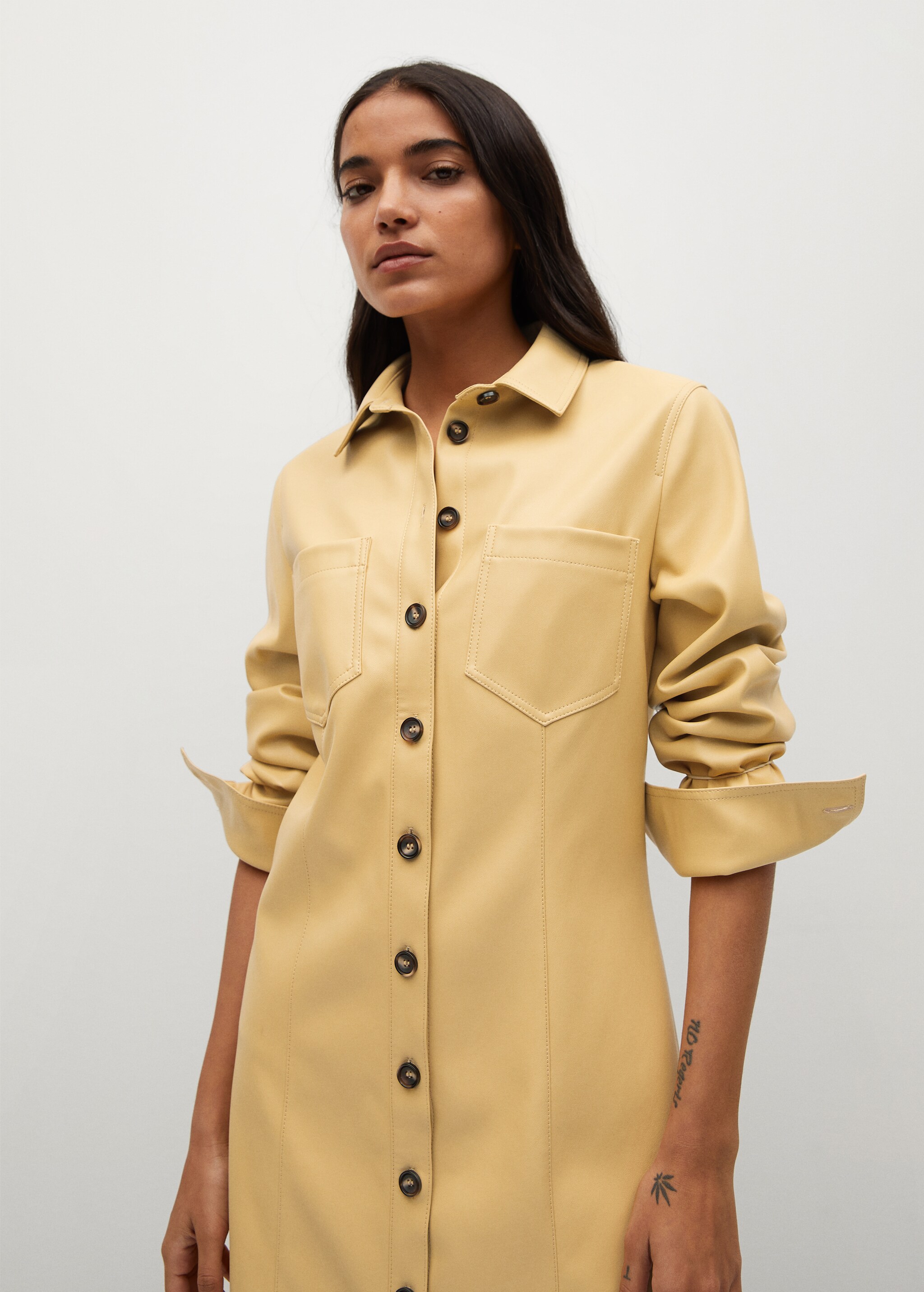 Vestido camisero efecto piel - Plano medio