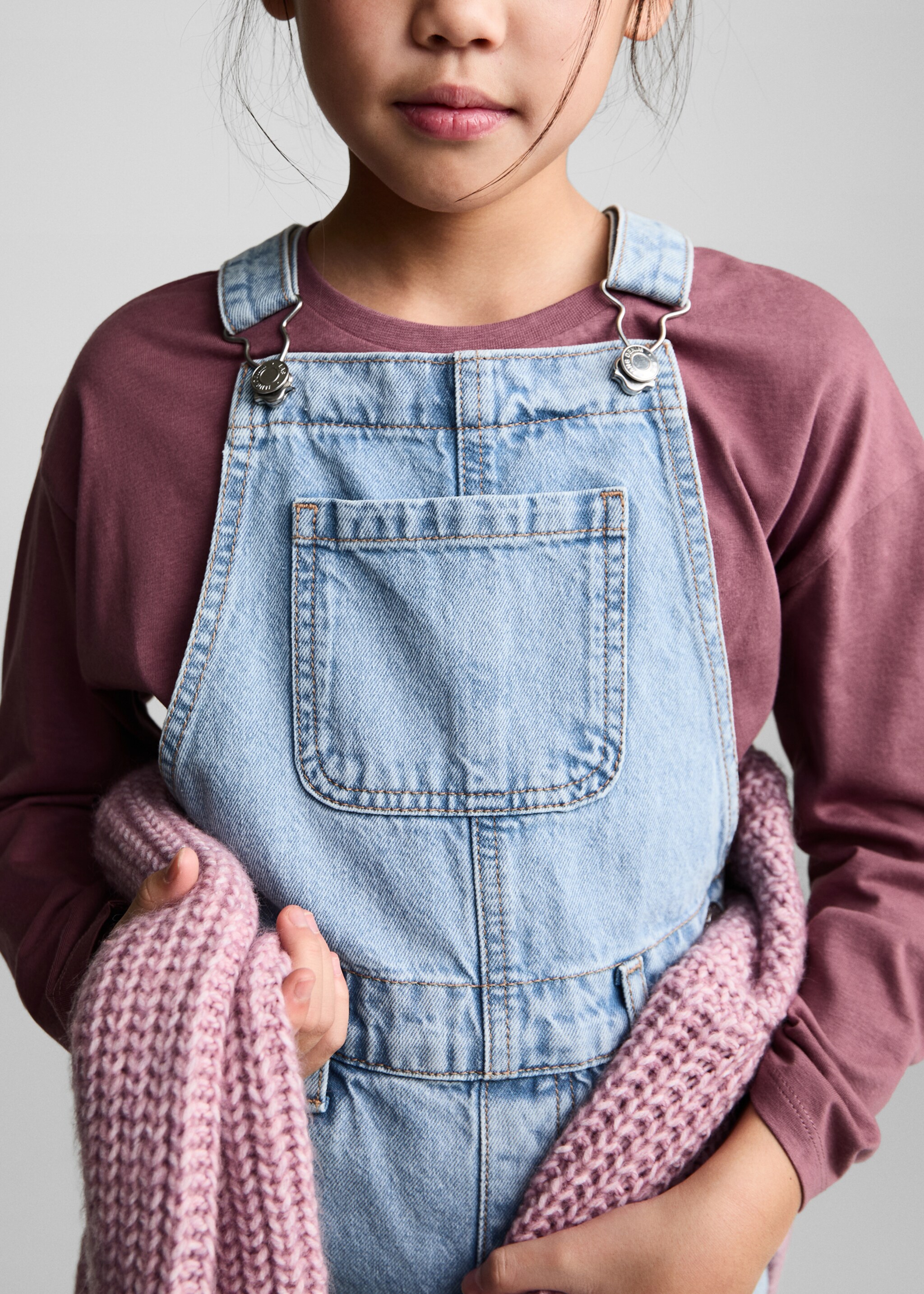 Long denim dungarees - Details of the article 6, Medium Blue. Ref: 87093269-00.