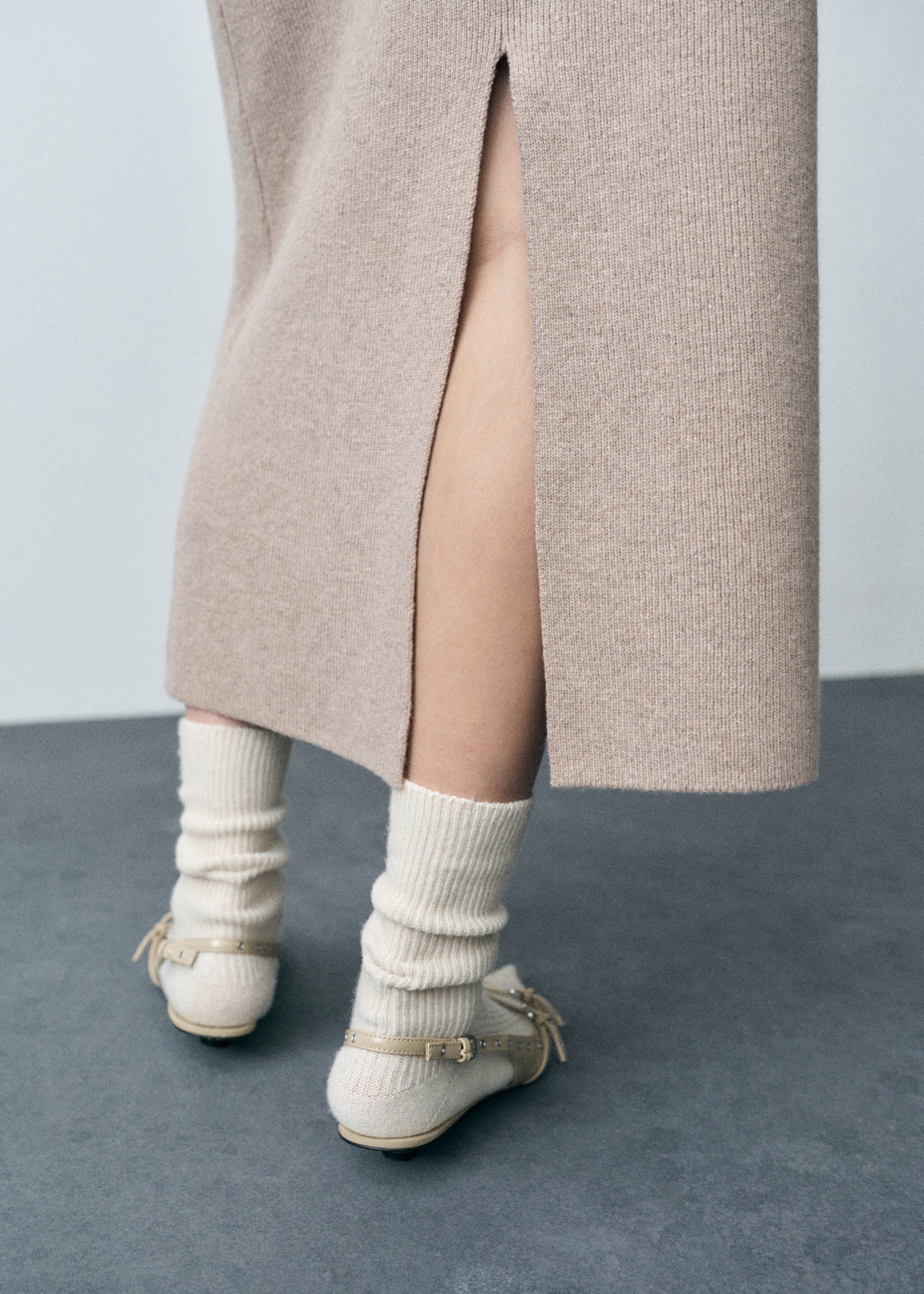 Wool-blend midi-skirt - Details of the article 6, Sand. Ref: 87093282-00.