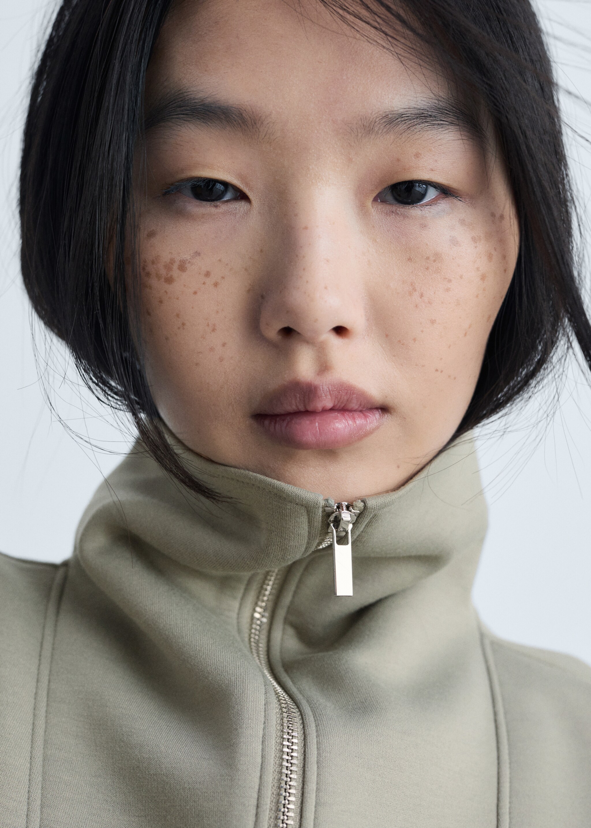 Sweat-shirt maille col zippé - Détail de l'article 1, Kaki. Ref: 87093286-00.