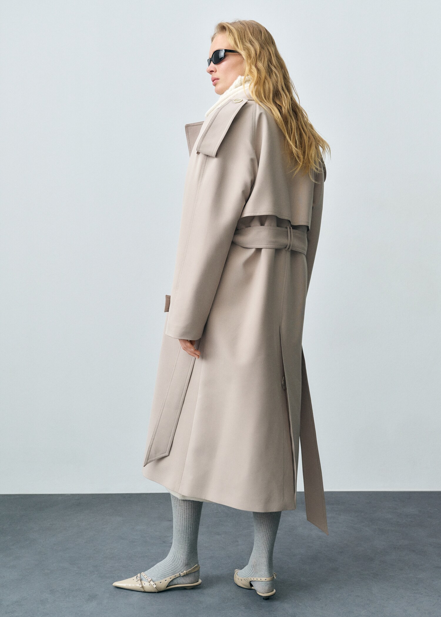 Oversized trench coat with belt - Reverse of the article