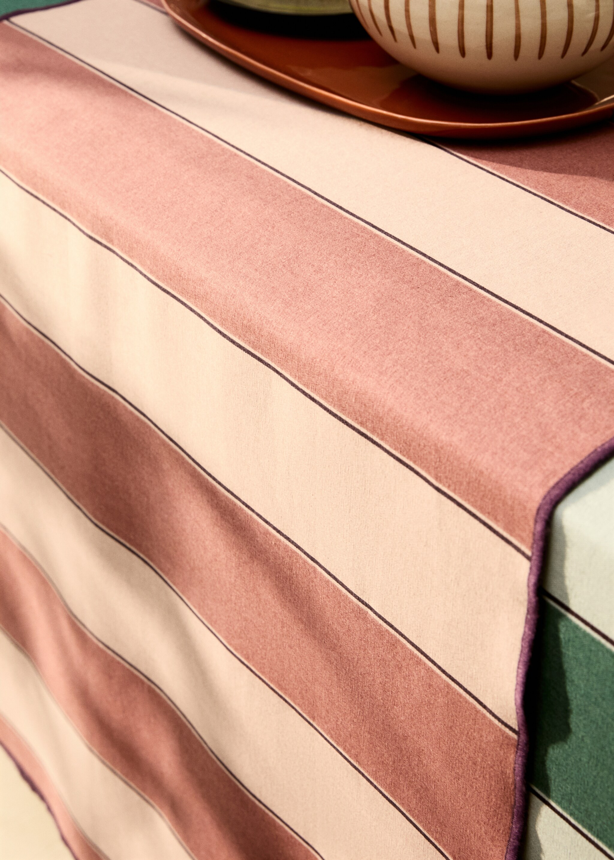 Bordslöpare i bomull tryckt med hartsränder - Detaljer om artikeln 7, Rosa. Ref: 87093296-00.