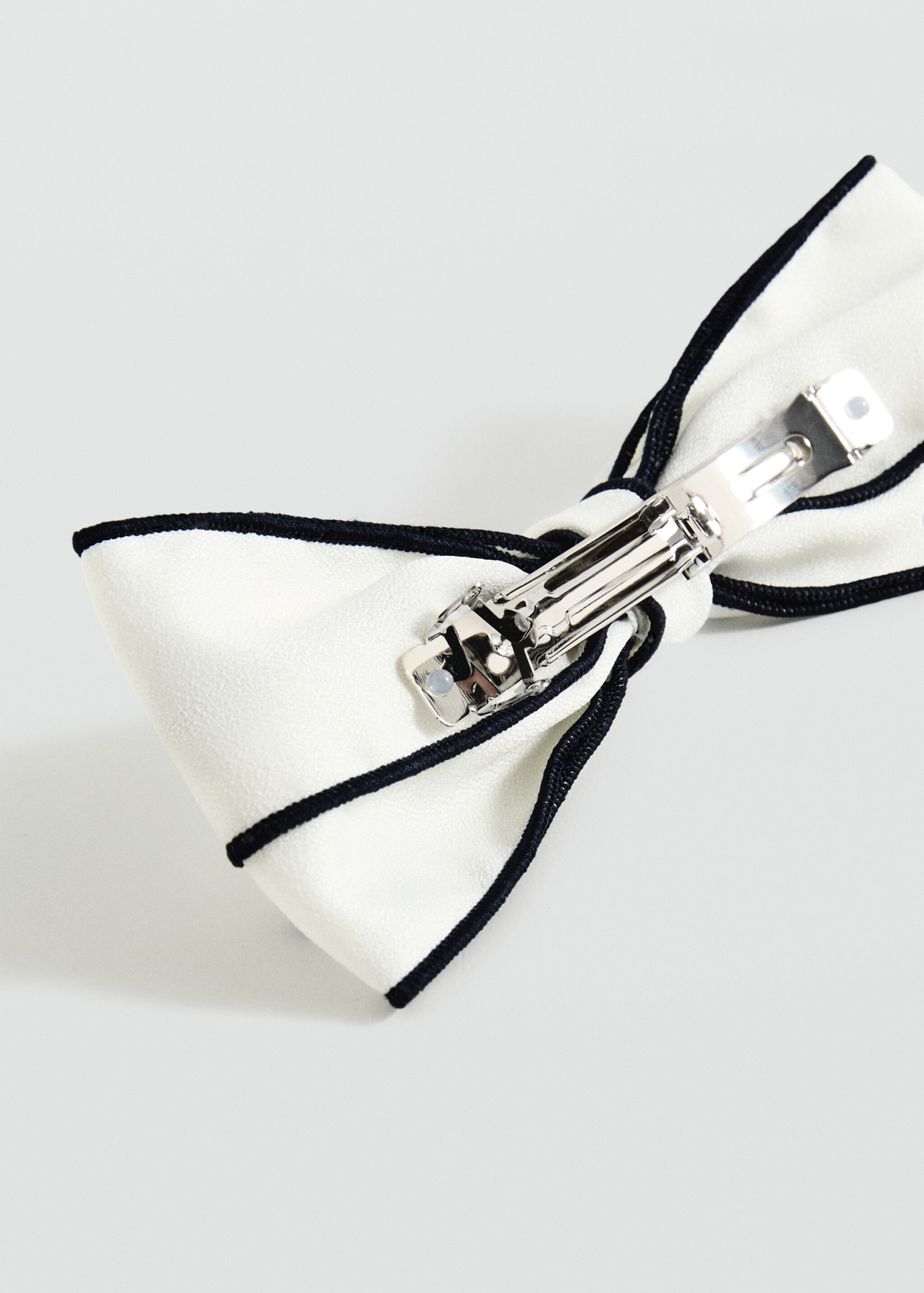 Two-tone bow pin - Medium plane, Off White. Ref: 87094064-00.