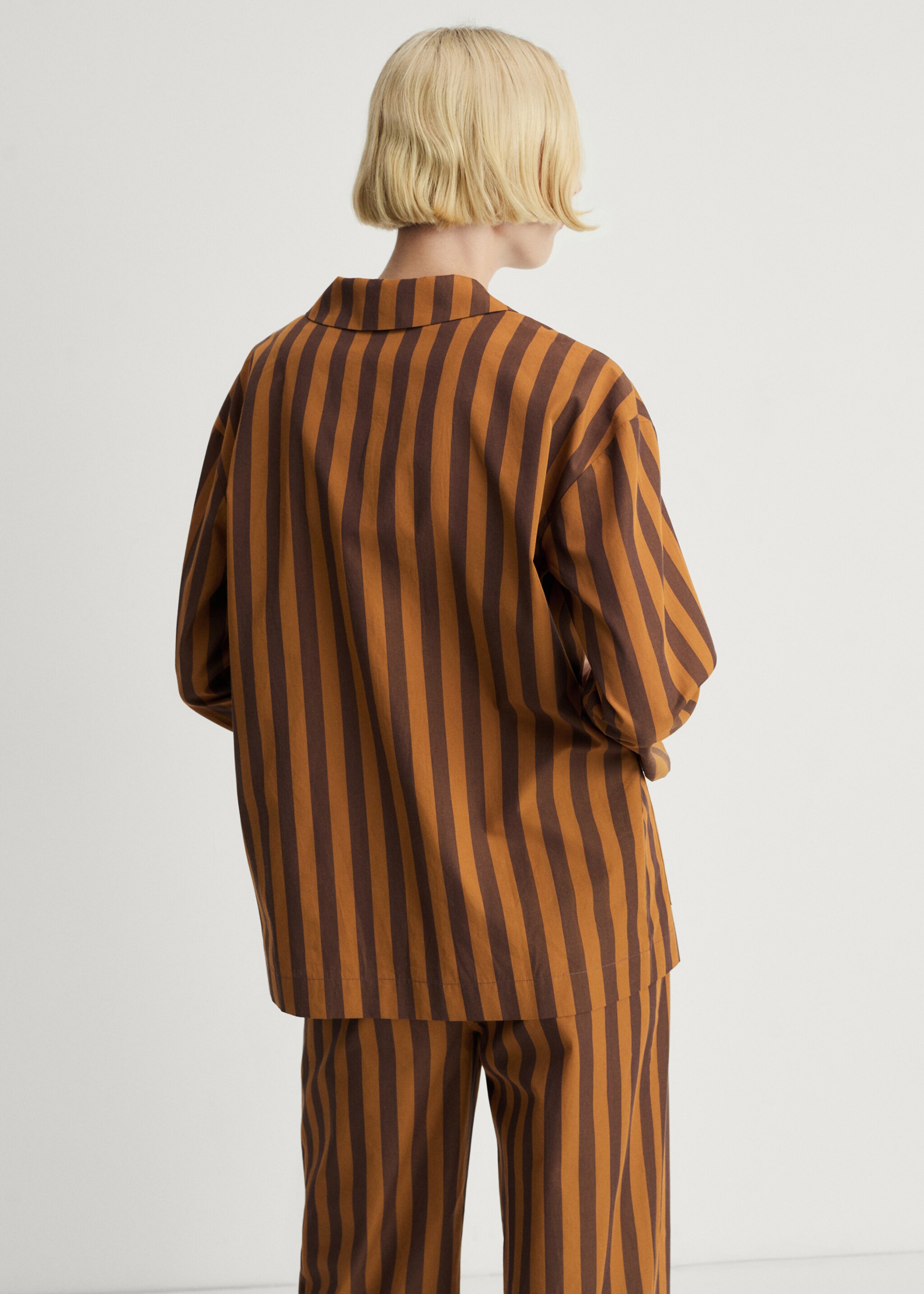 Two-tone woven striped long shirt - Reverse of the article, Brown. Ref: 87094066-00.