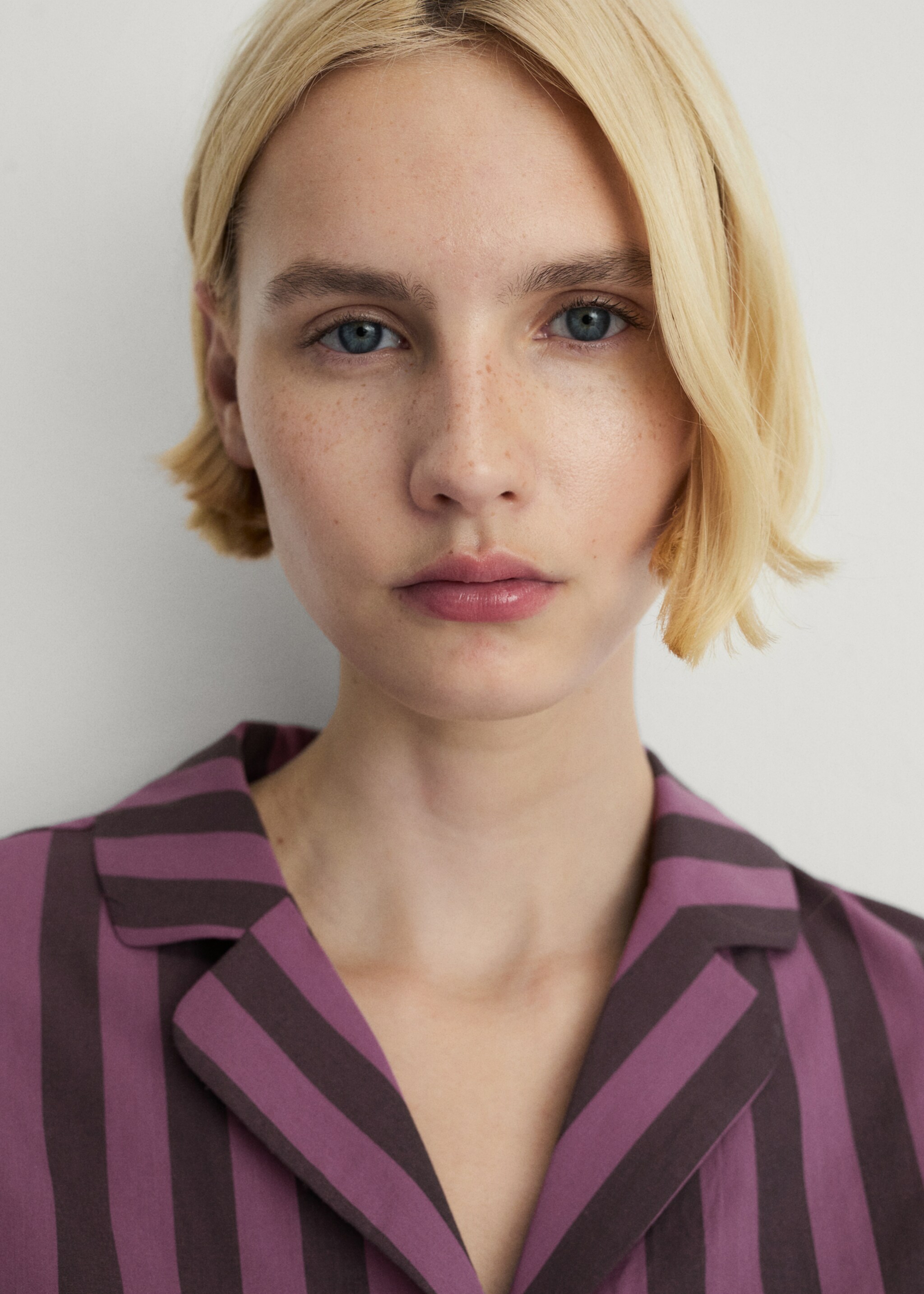 Two-tone woven striped long shirt - Details of the article 1, Plum. Ref: 87094066-00.