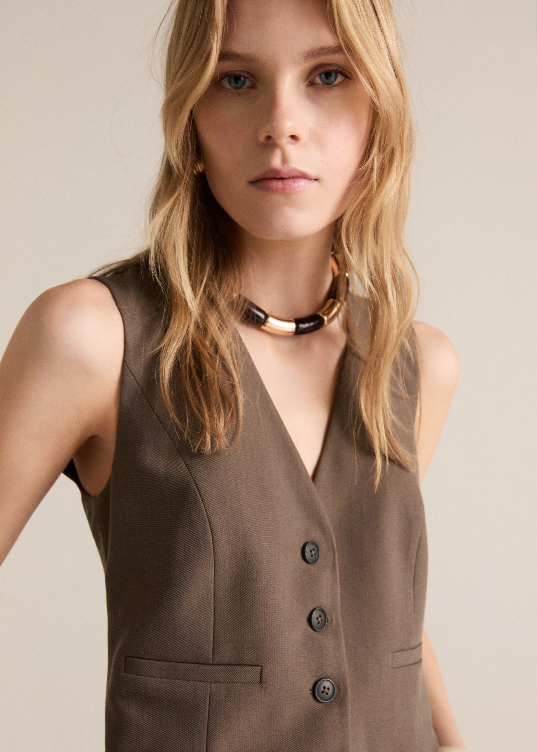 Mono largo estilo traje - Detalle del artículo 1, Marrón. Ref: 87094068-00.