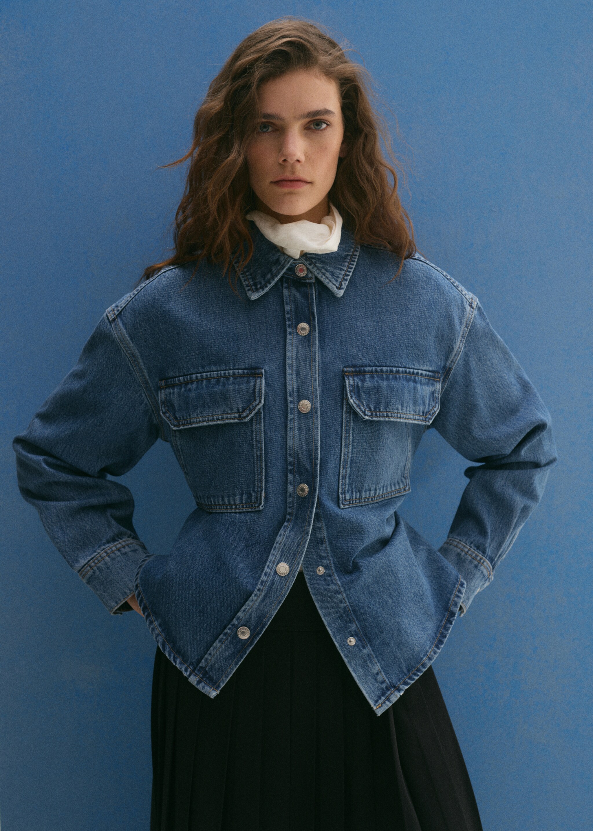 Surchemise en jean poches - Plan moyen, Bleu moyen. Ref: 87094070-00.