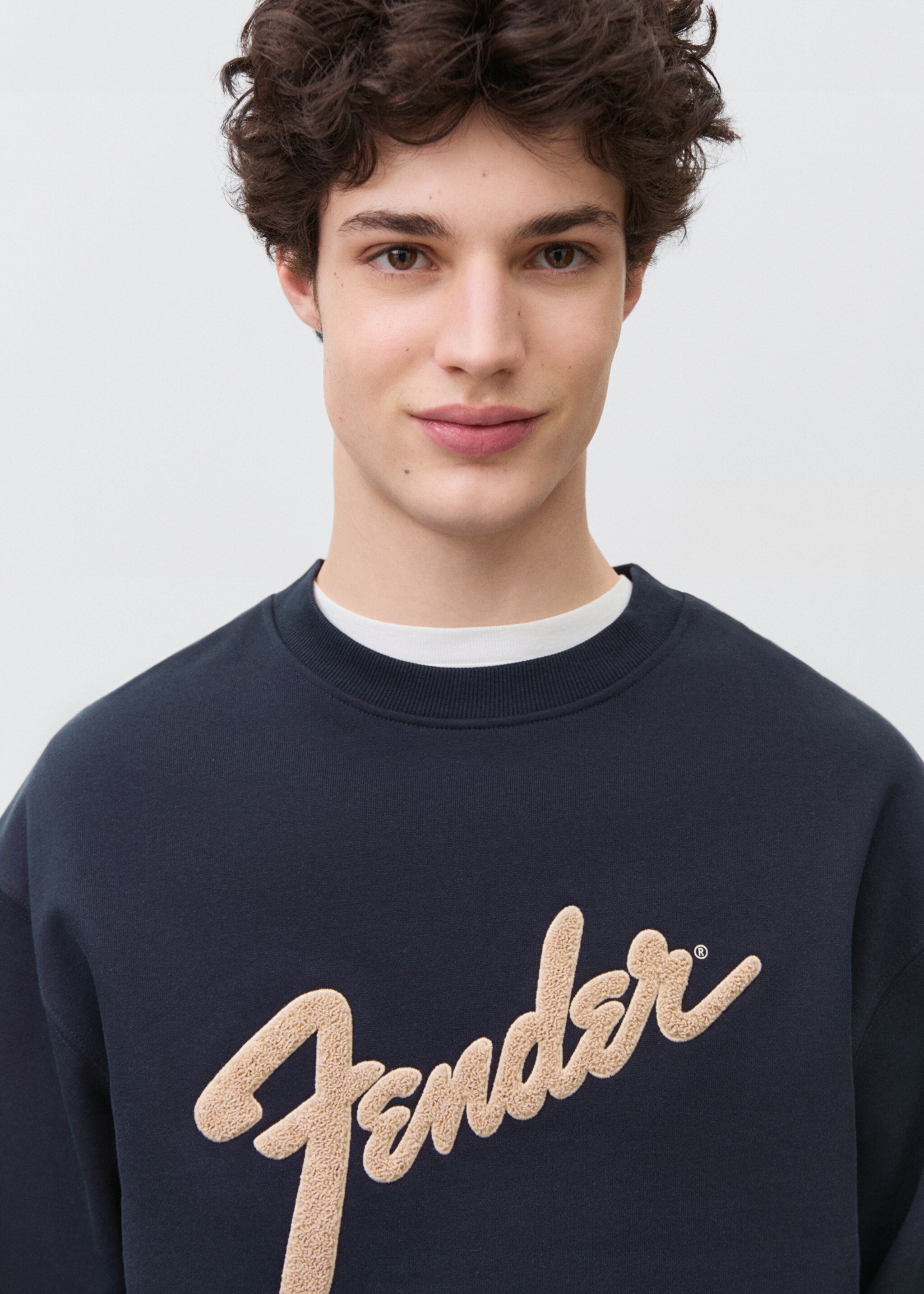 Dessuadora cotó missatge relleu - Detall de l'article 1, Blau marí fosc. Ref: 87094076-00.