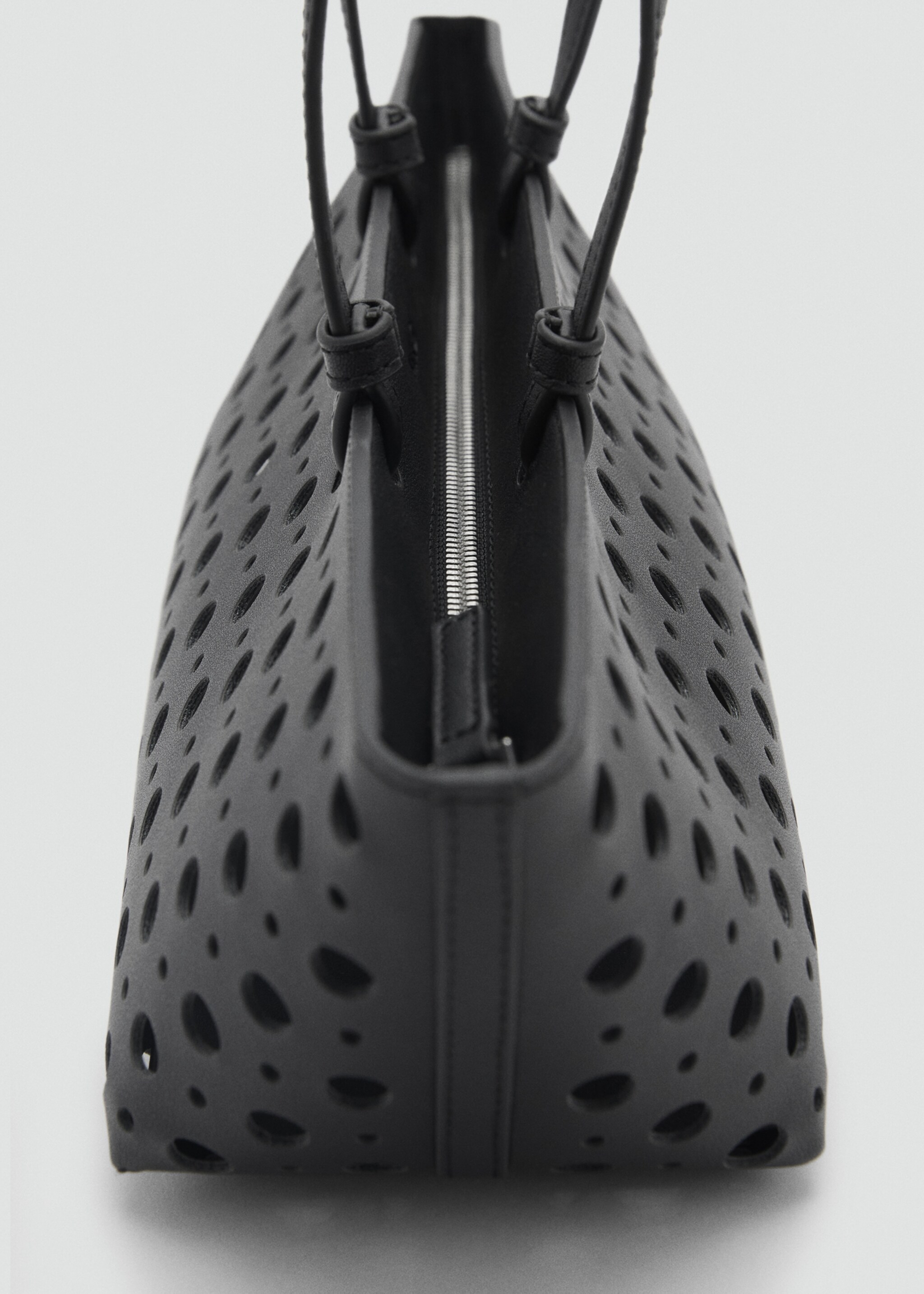 Die-cut shoulder bag - Details of the article 1, Black. Ref: 87094079-00.