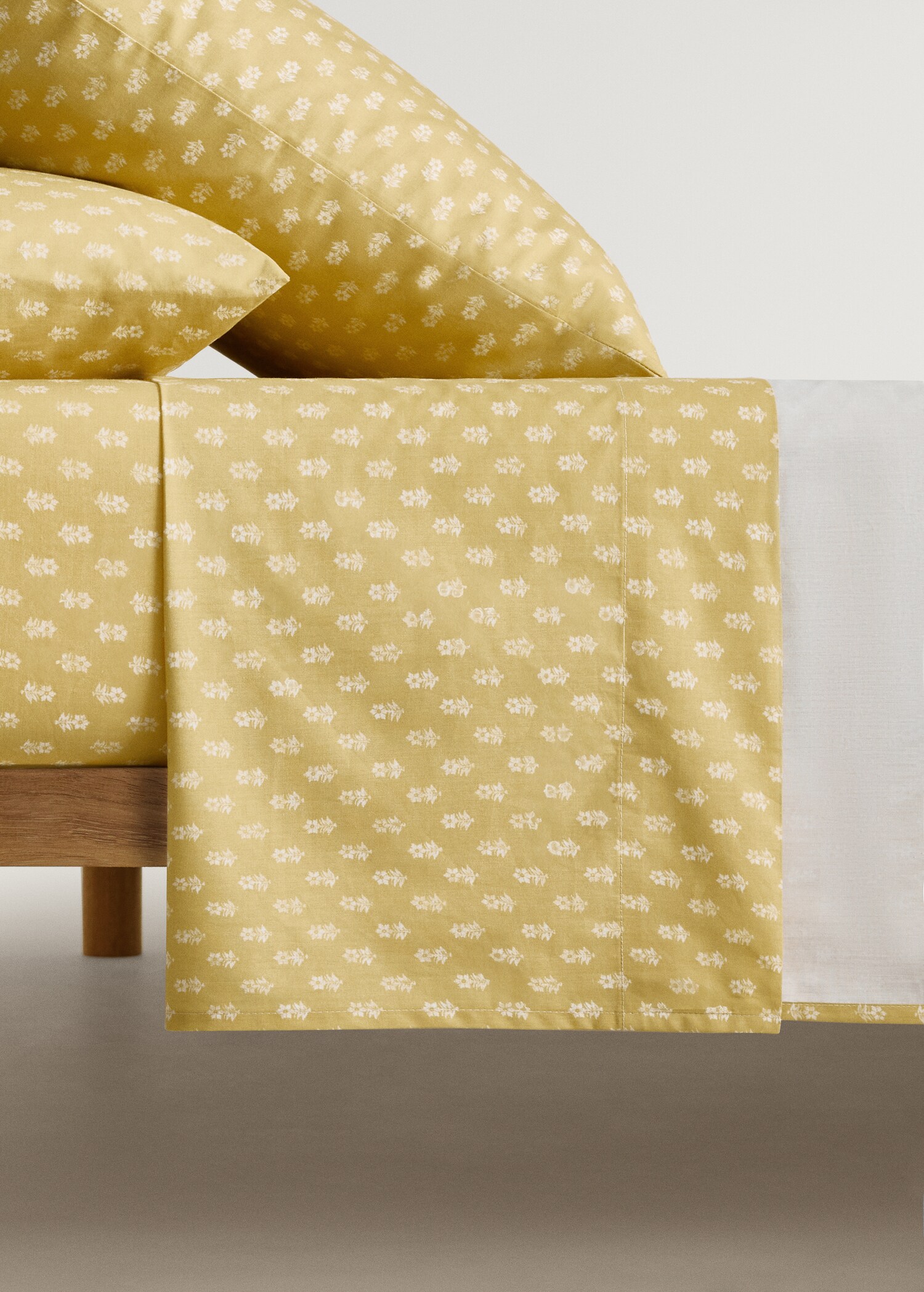 Children’s cotton top sheet with small flowers for 90 cm bed - Article without model