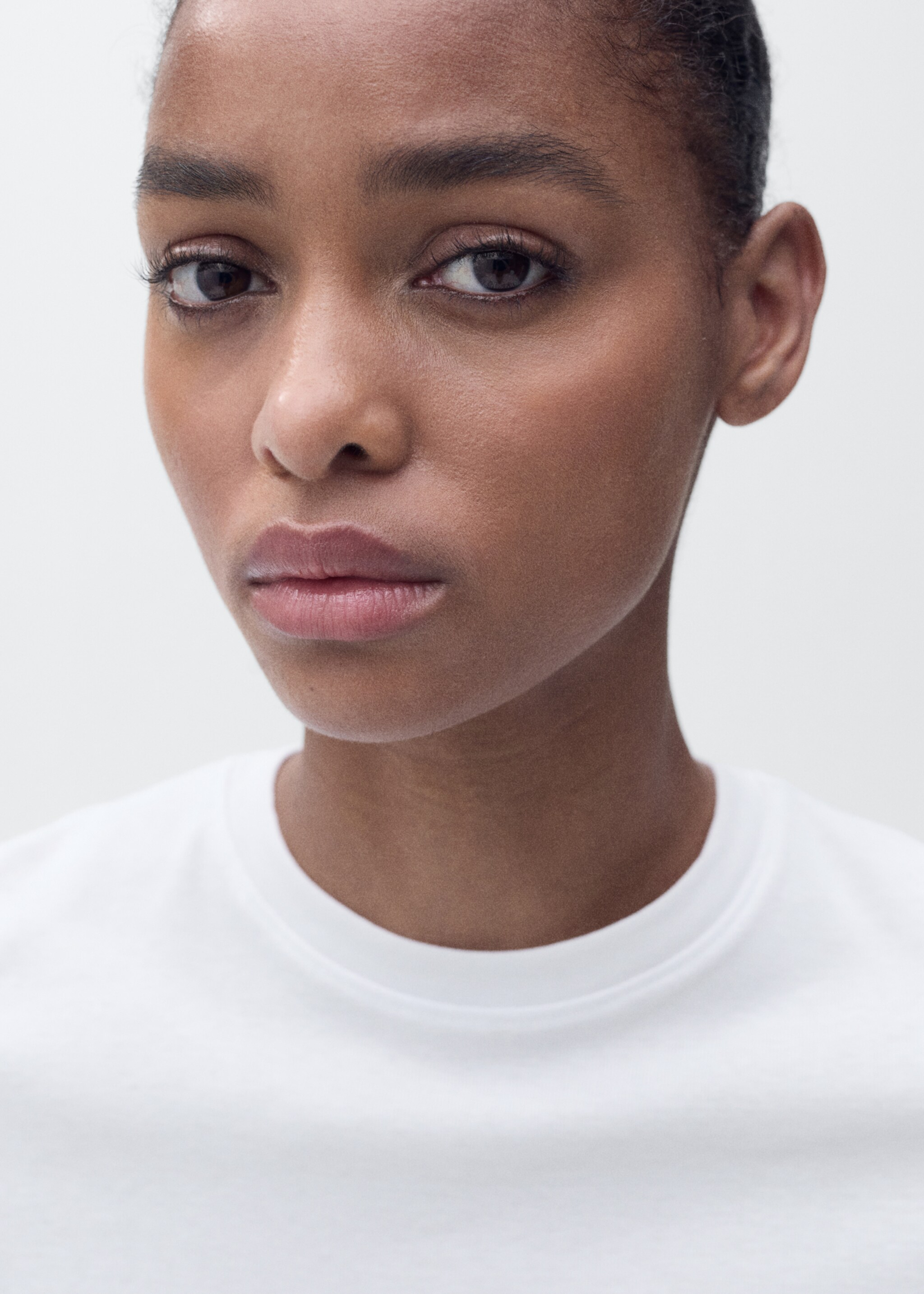 Samarreta cotó entallada - Detall de l'article 6, Blanc. Ref: 87094088-00.