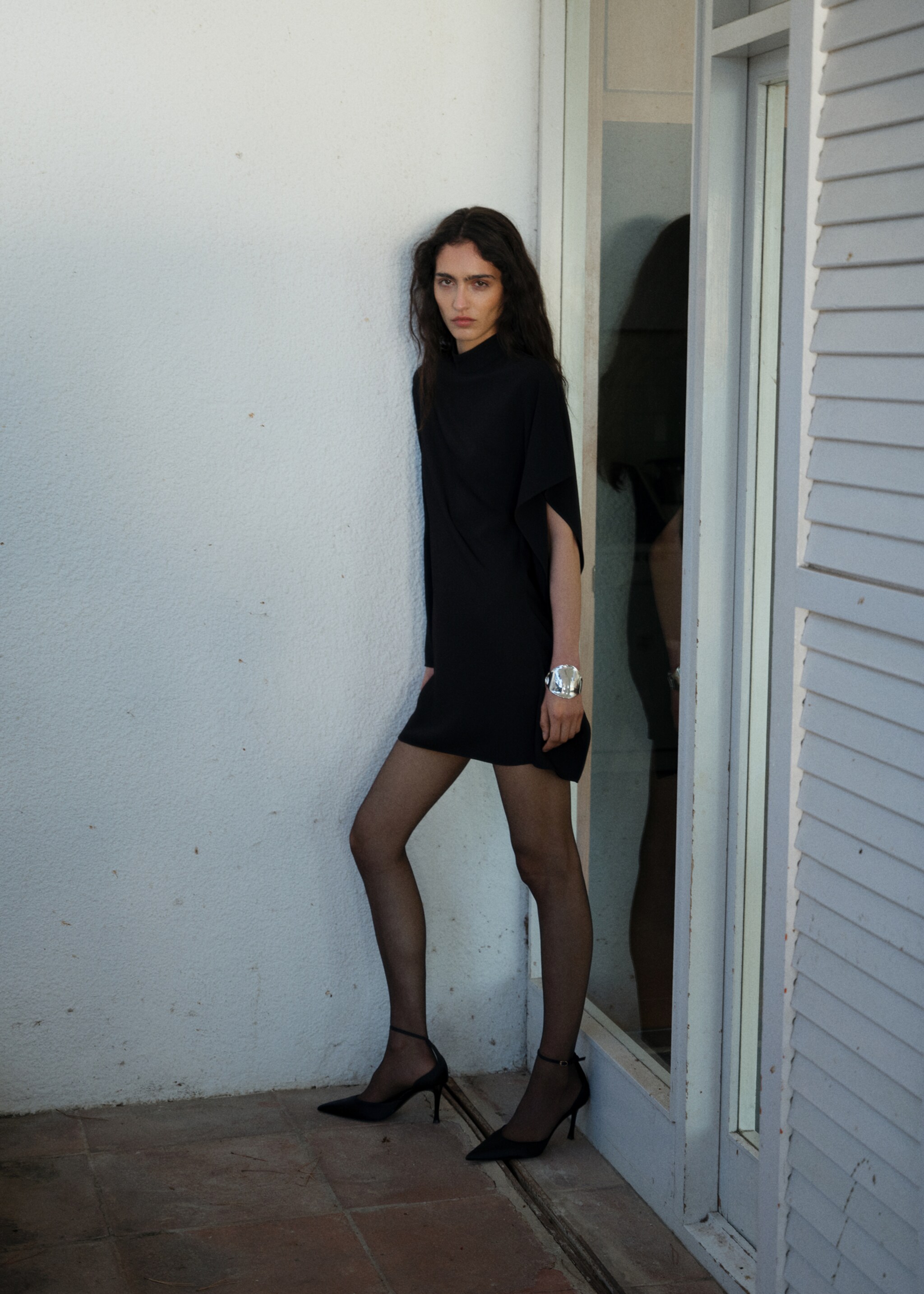 Short asymmetrical sleeve dress - Details of the article 2, Black. Ref: 87094090-00.