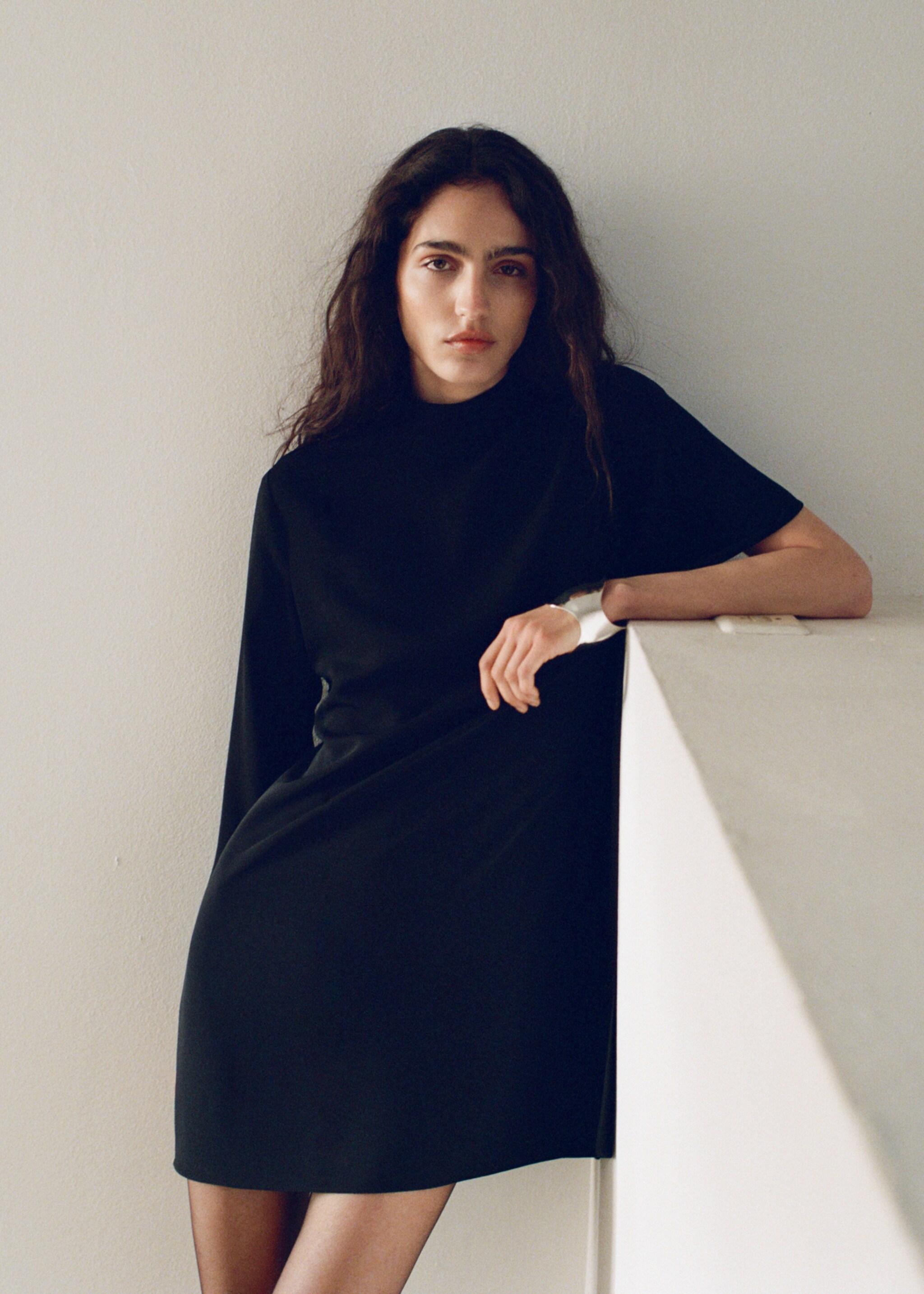 Short asymmetrical sleeve dress - Details of the article 6, Black. Ref: 87094090-00.