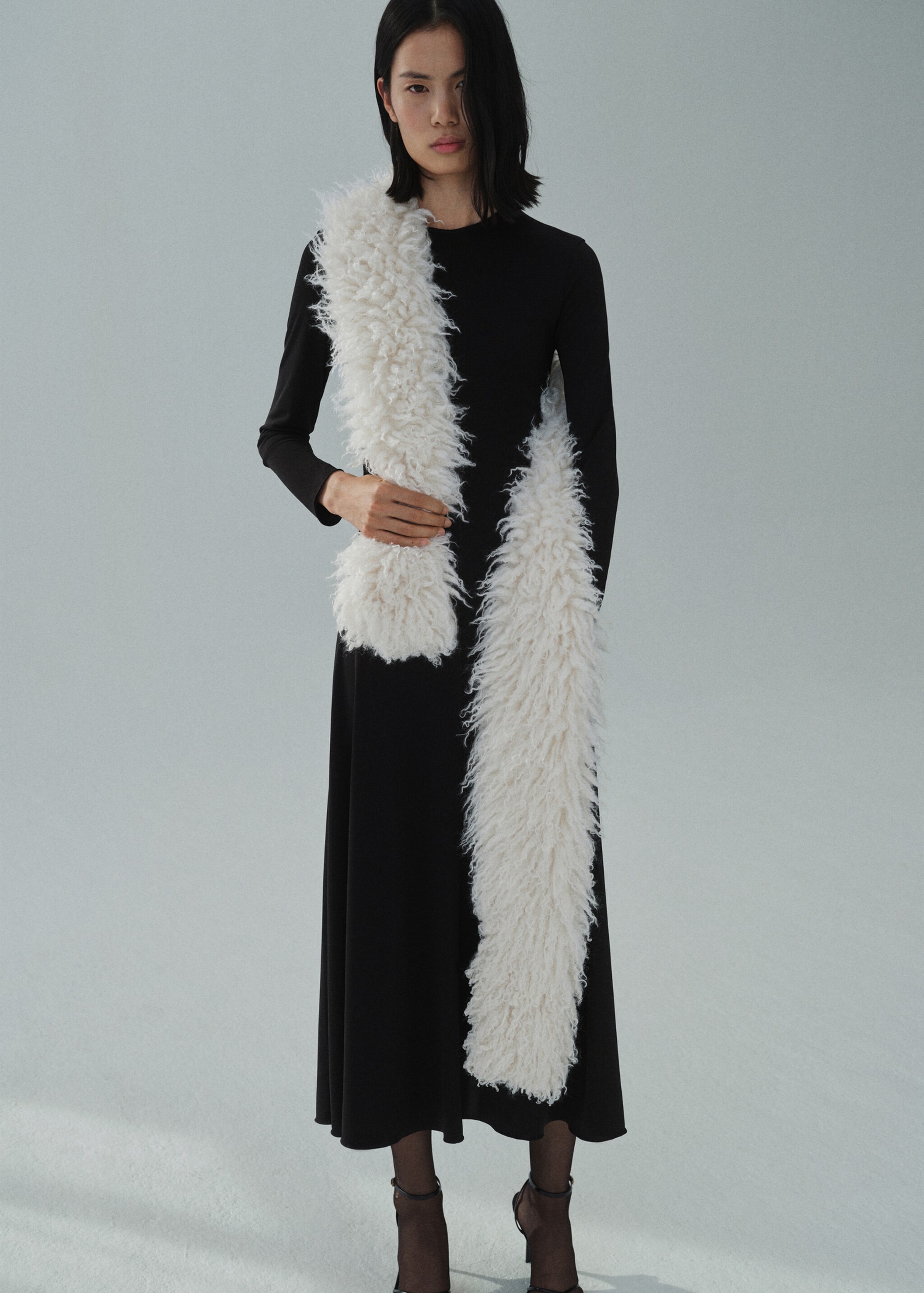 Long flared knitted dress - Details of the article 2, Black. Ref: 87094092-00.