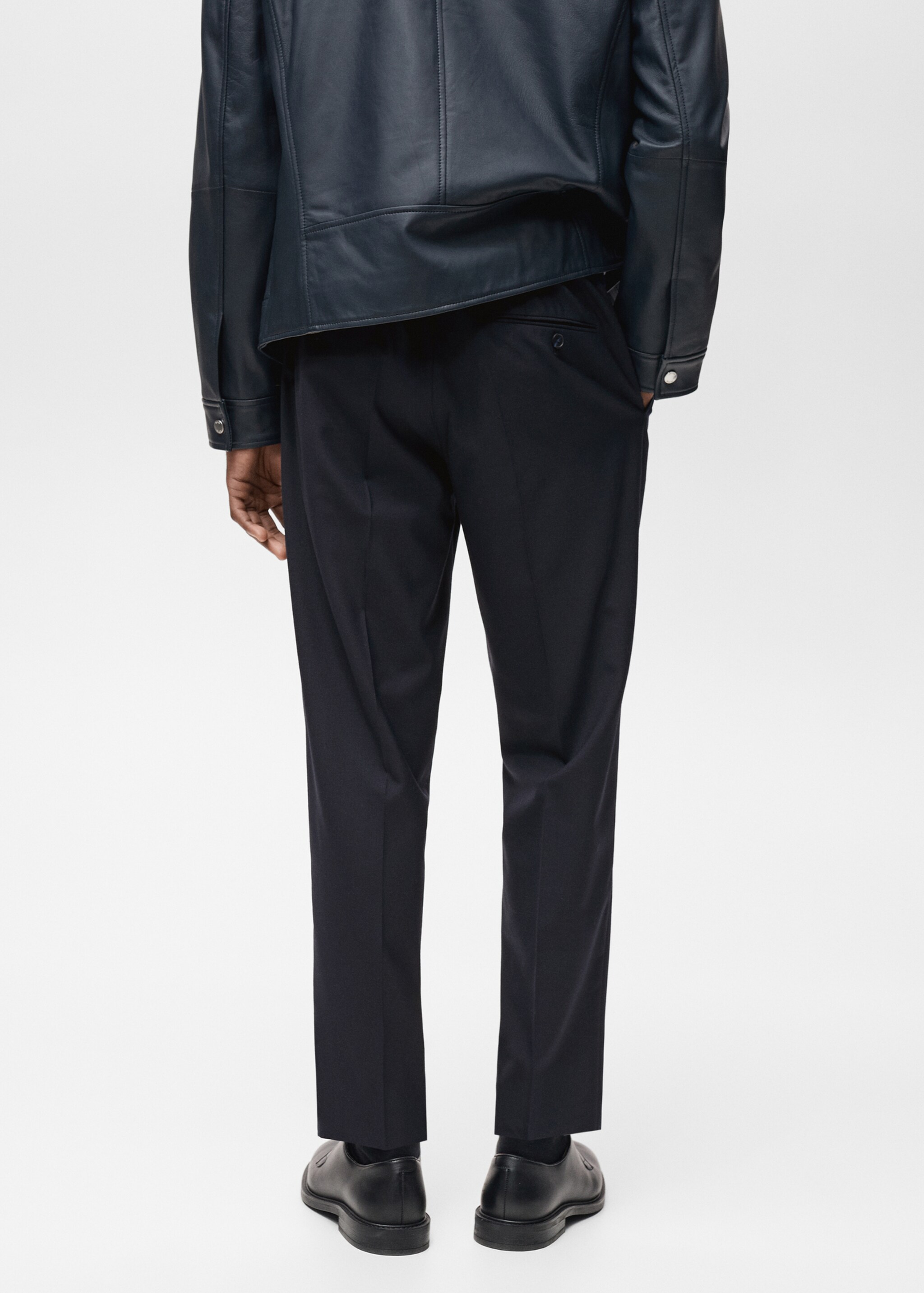 Slim-Fit-Bundfaltenhose aus Cool Wool - Rückseite des Artikels, Nachtblau. Ref: 87094388-00.