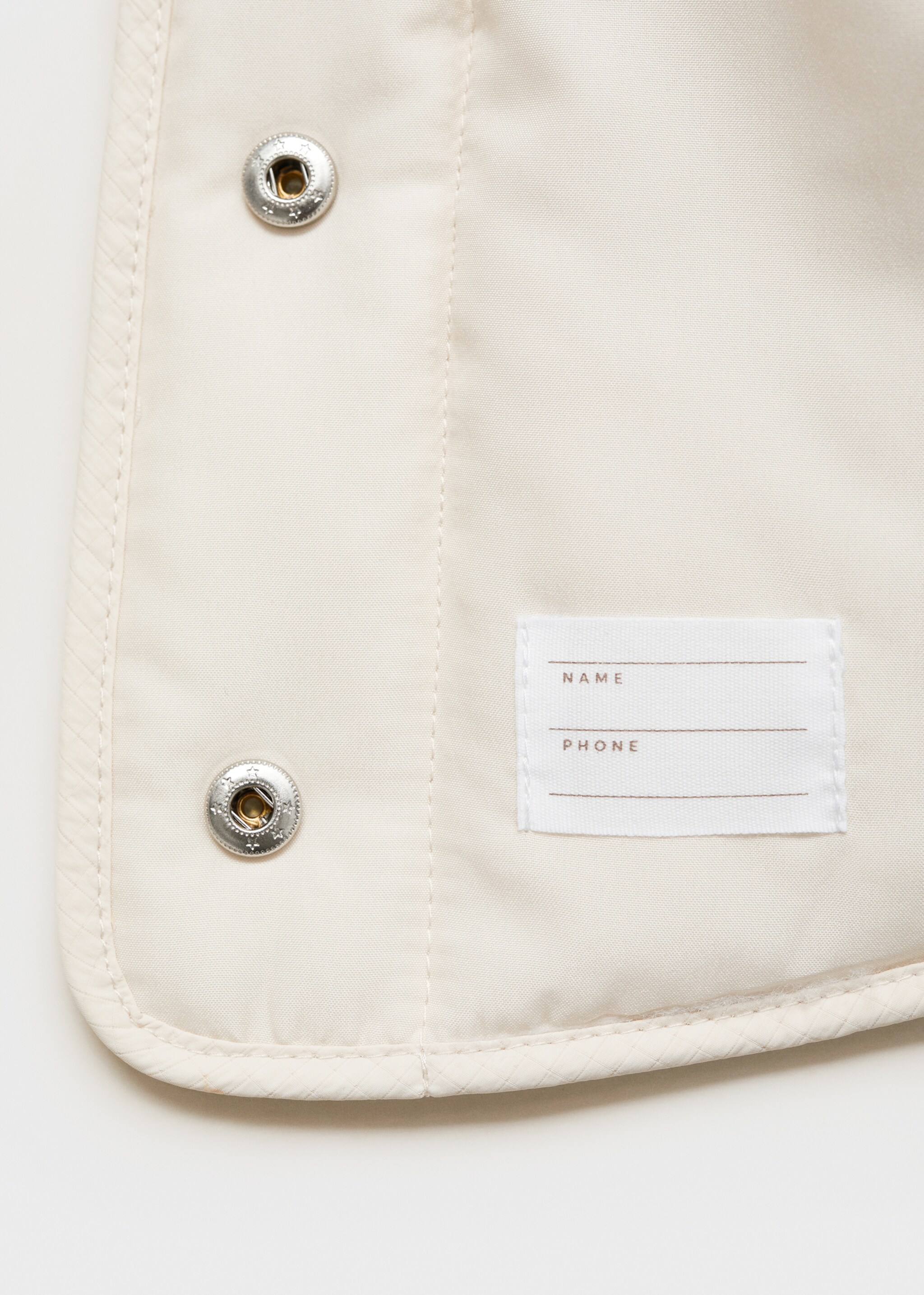 Gesteppter Mantel mit Babykragen - Detail des Artikels 0, Cremeweiß. Ref: 87094397-00.